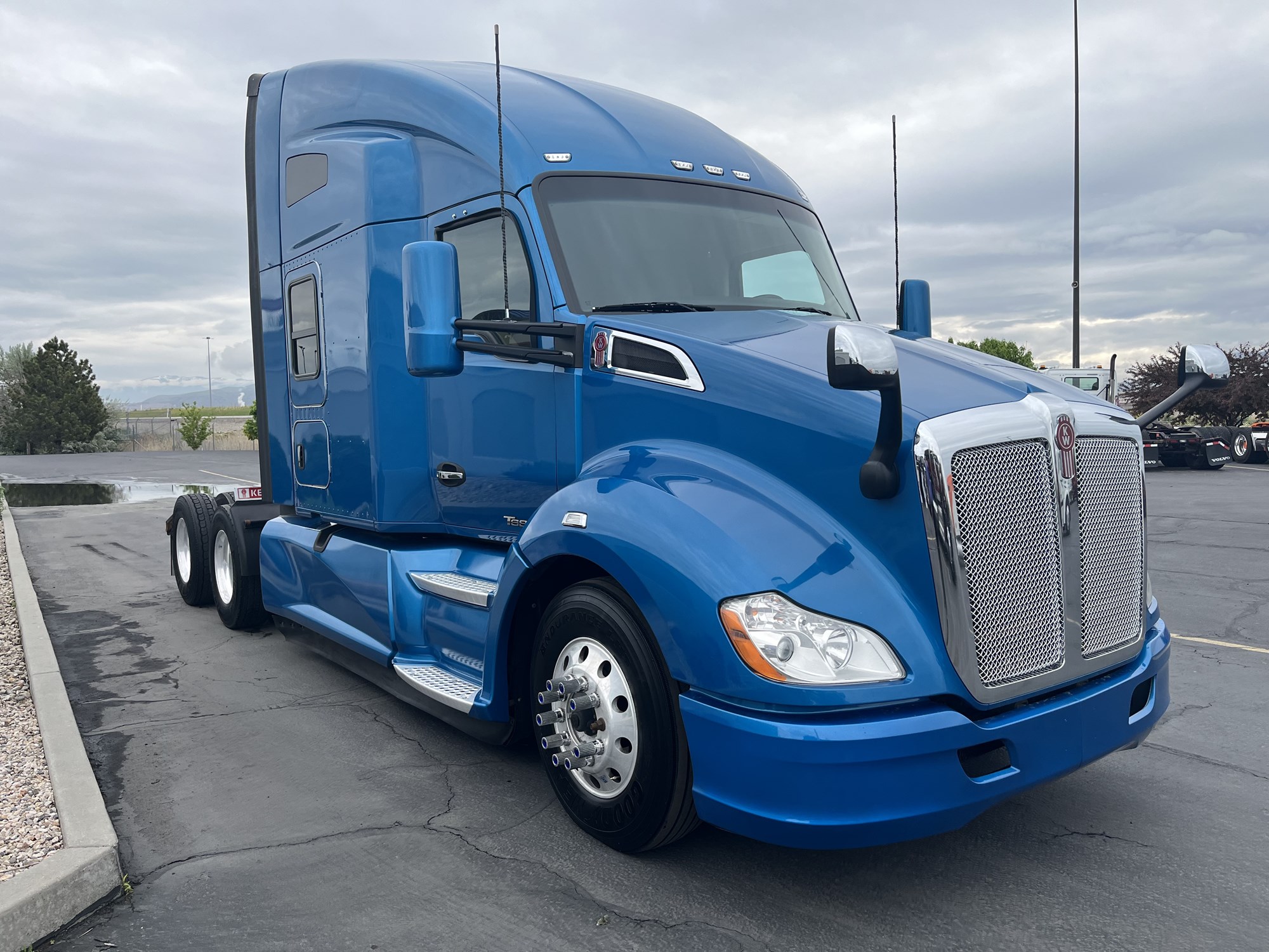 2021 Kenworth T680 - image 3 of 6