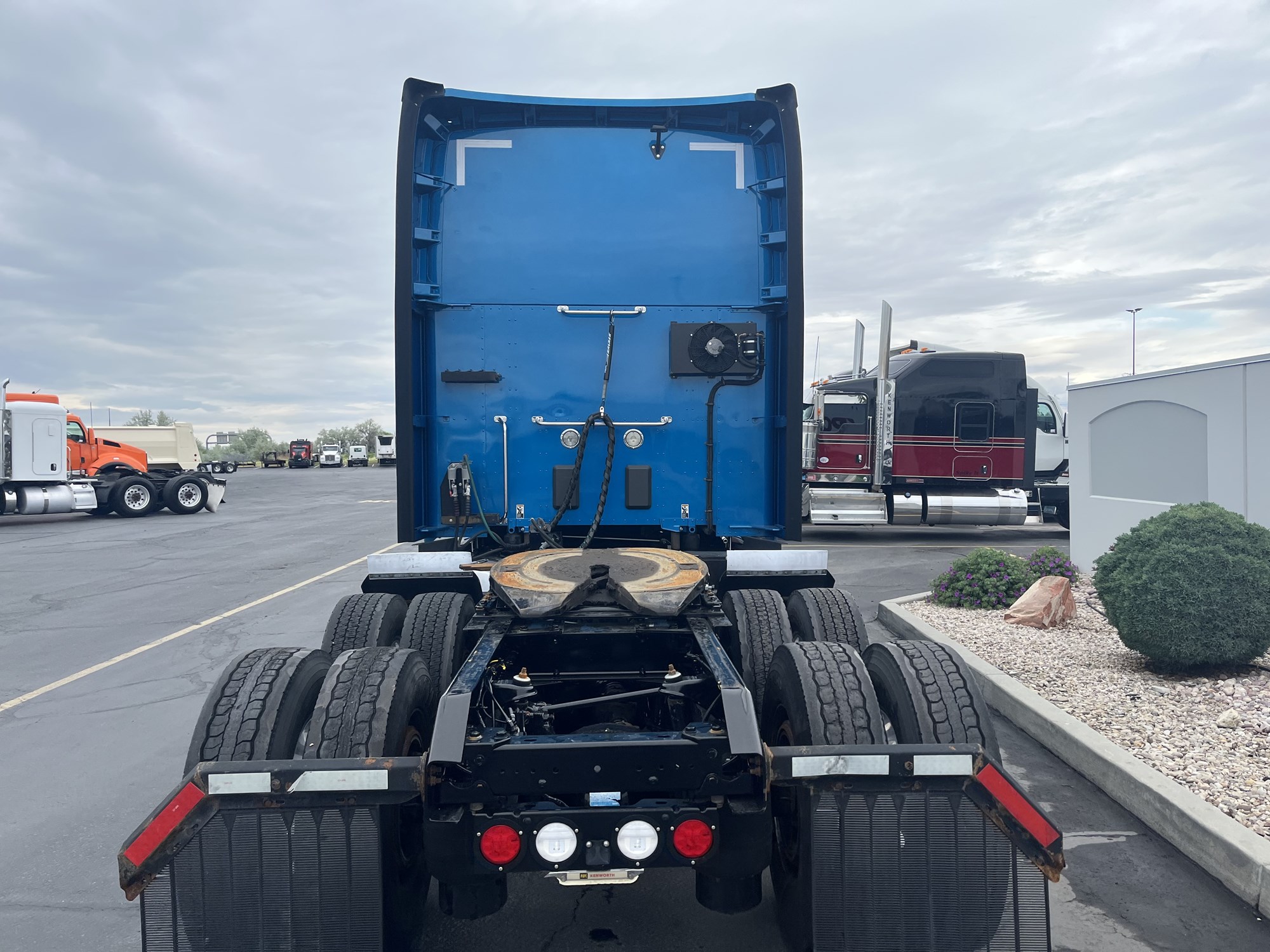 2021 Kenworth T680 - image 4 of 6