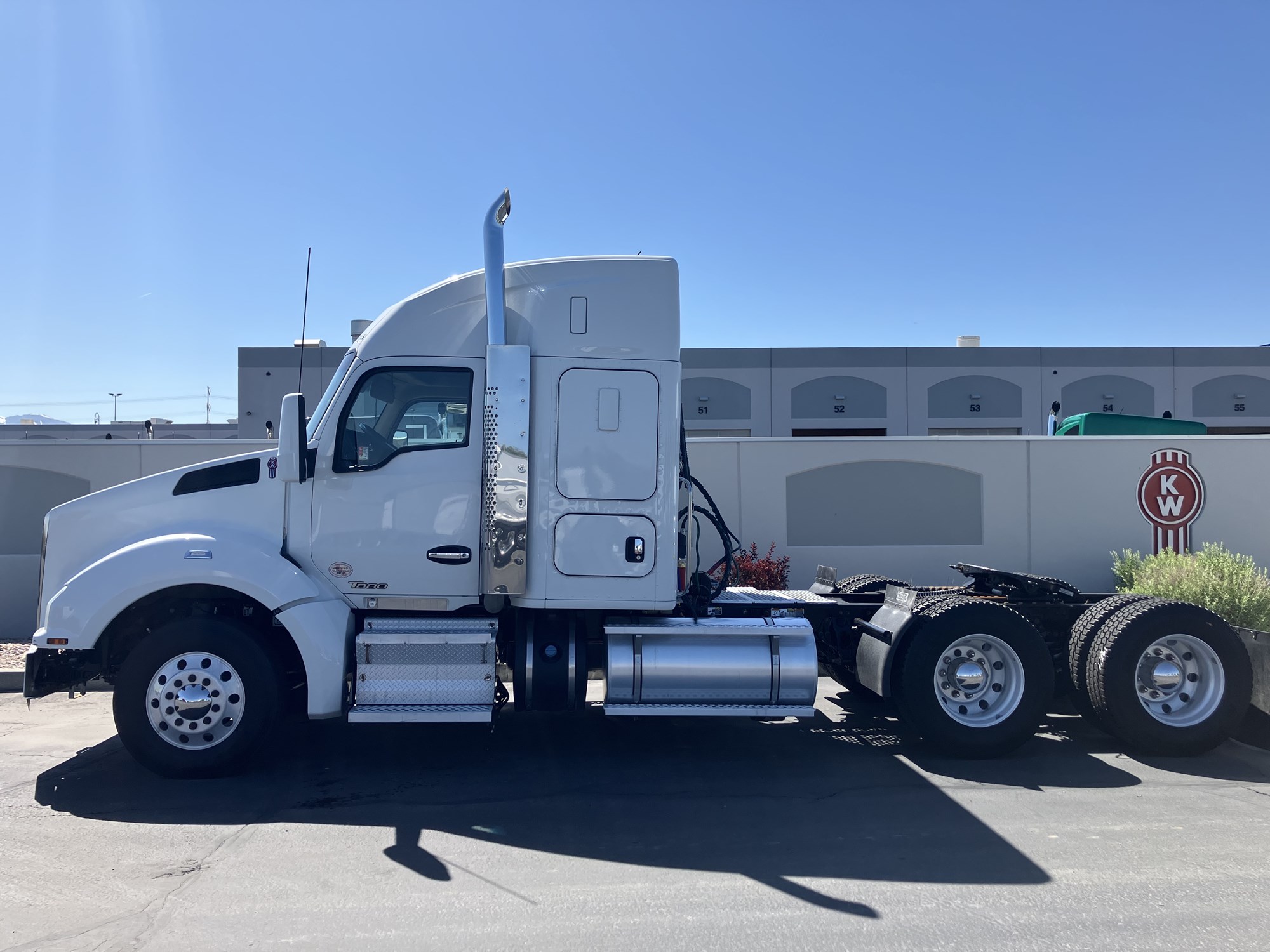 2021 Kenworth T880 - image 1 of 6