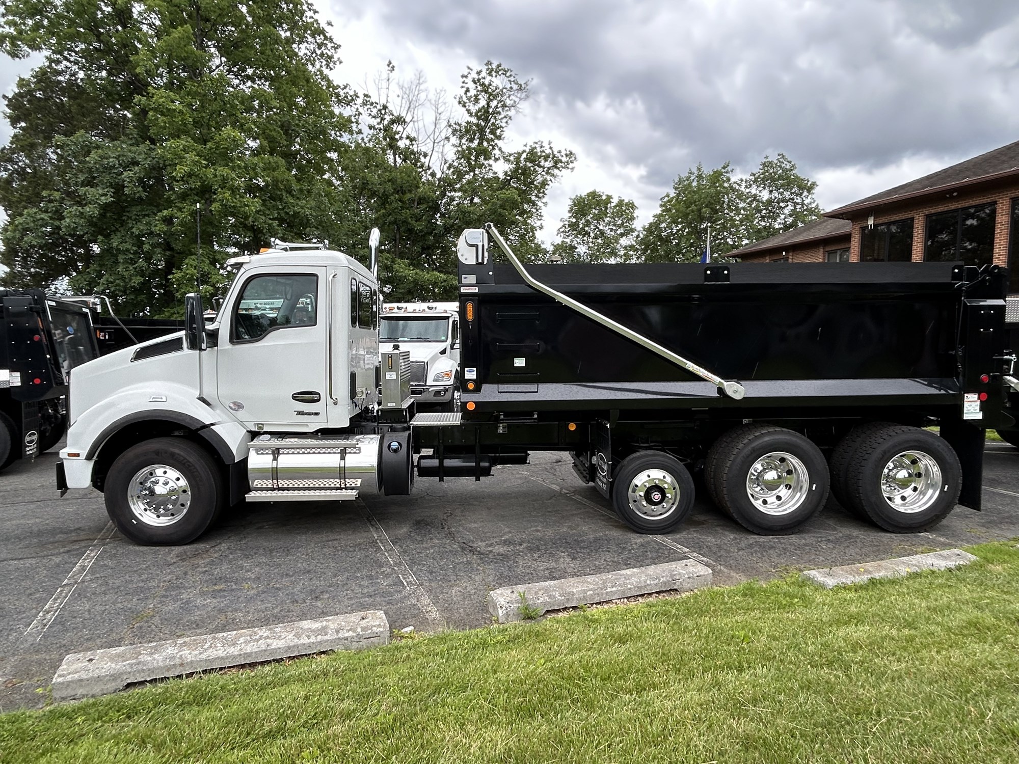 2024 Kenworth T880 - image 1 of 6