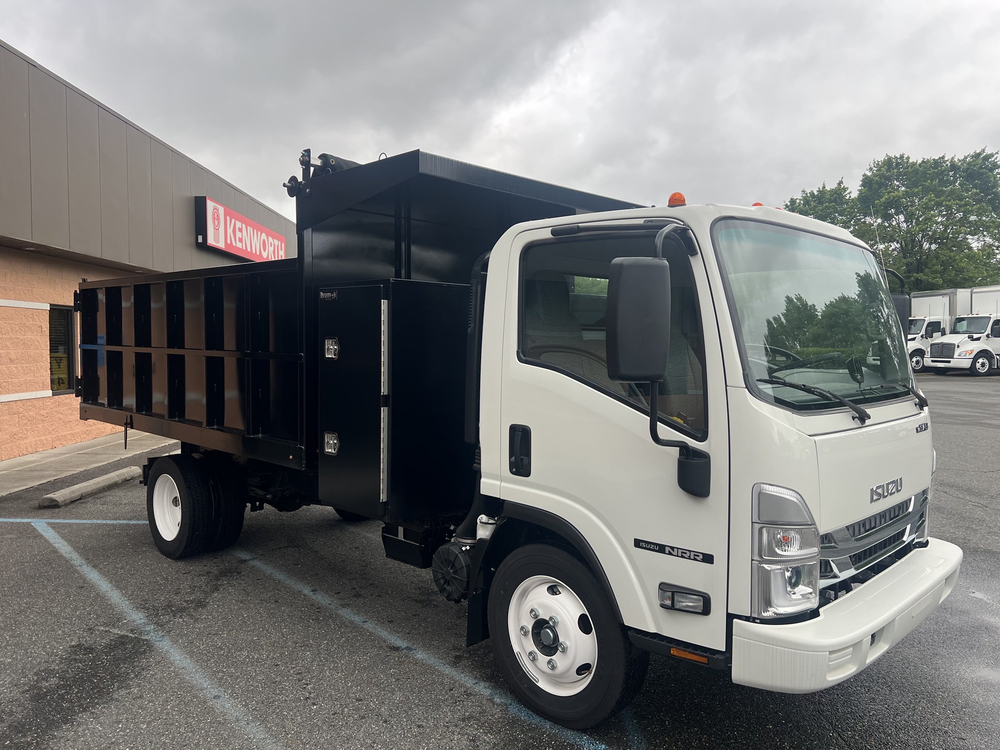 2024 Isuzu NRR GAS 1U3 - image 3 of 6
