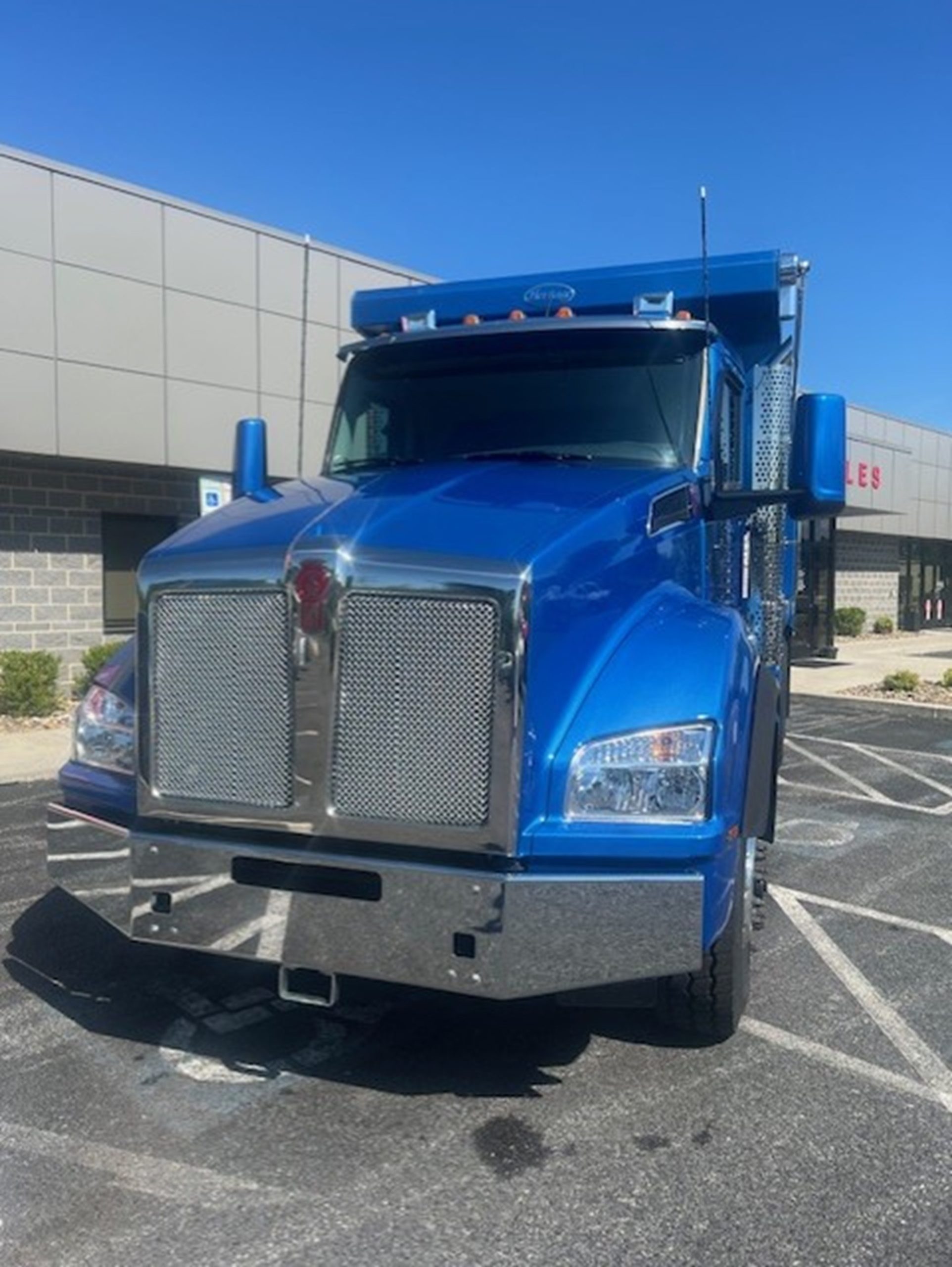 2025 Kenworth T880 - image 2 of 6