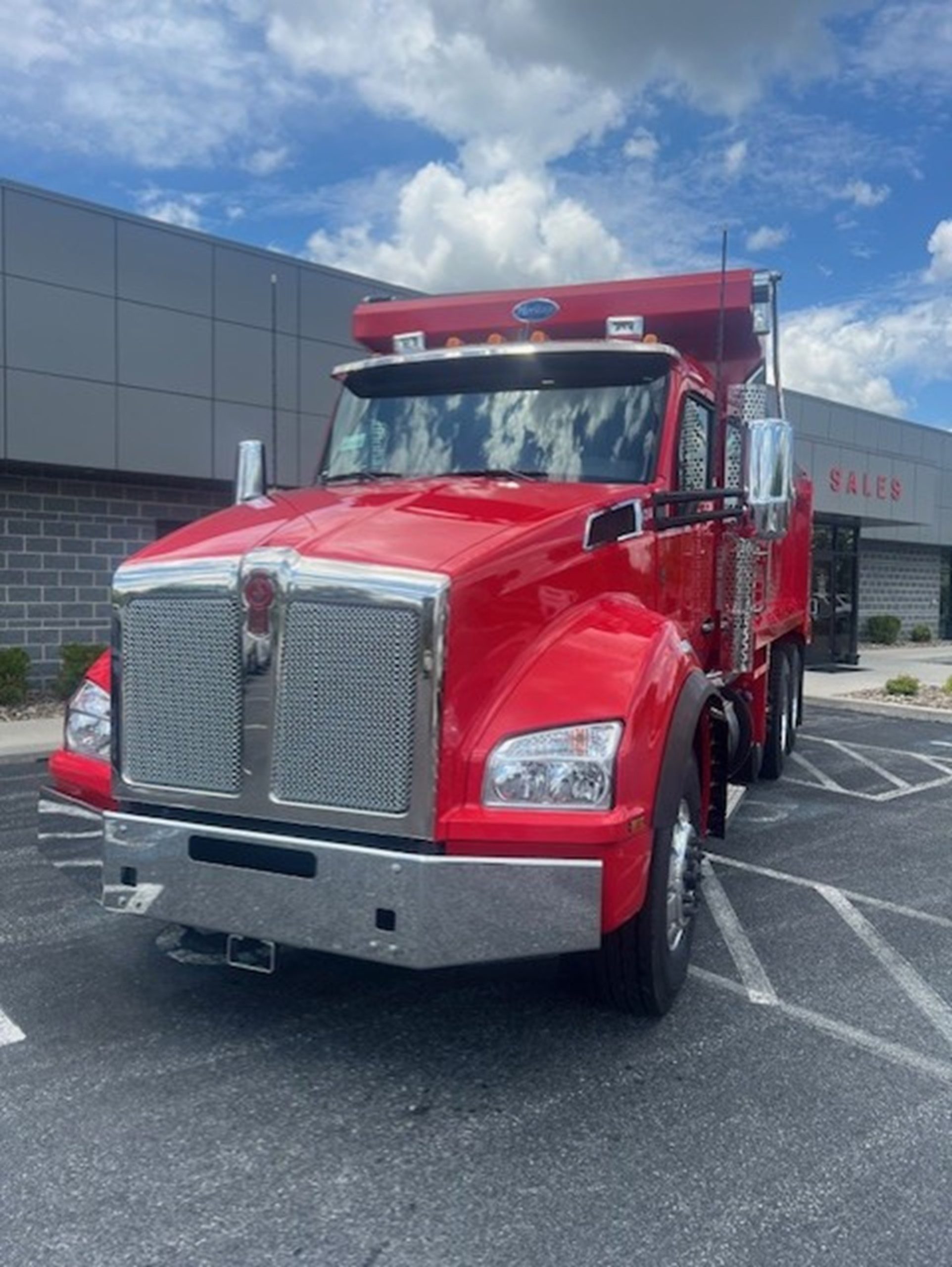 2025 Kenworth T880 - image 2 of 6