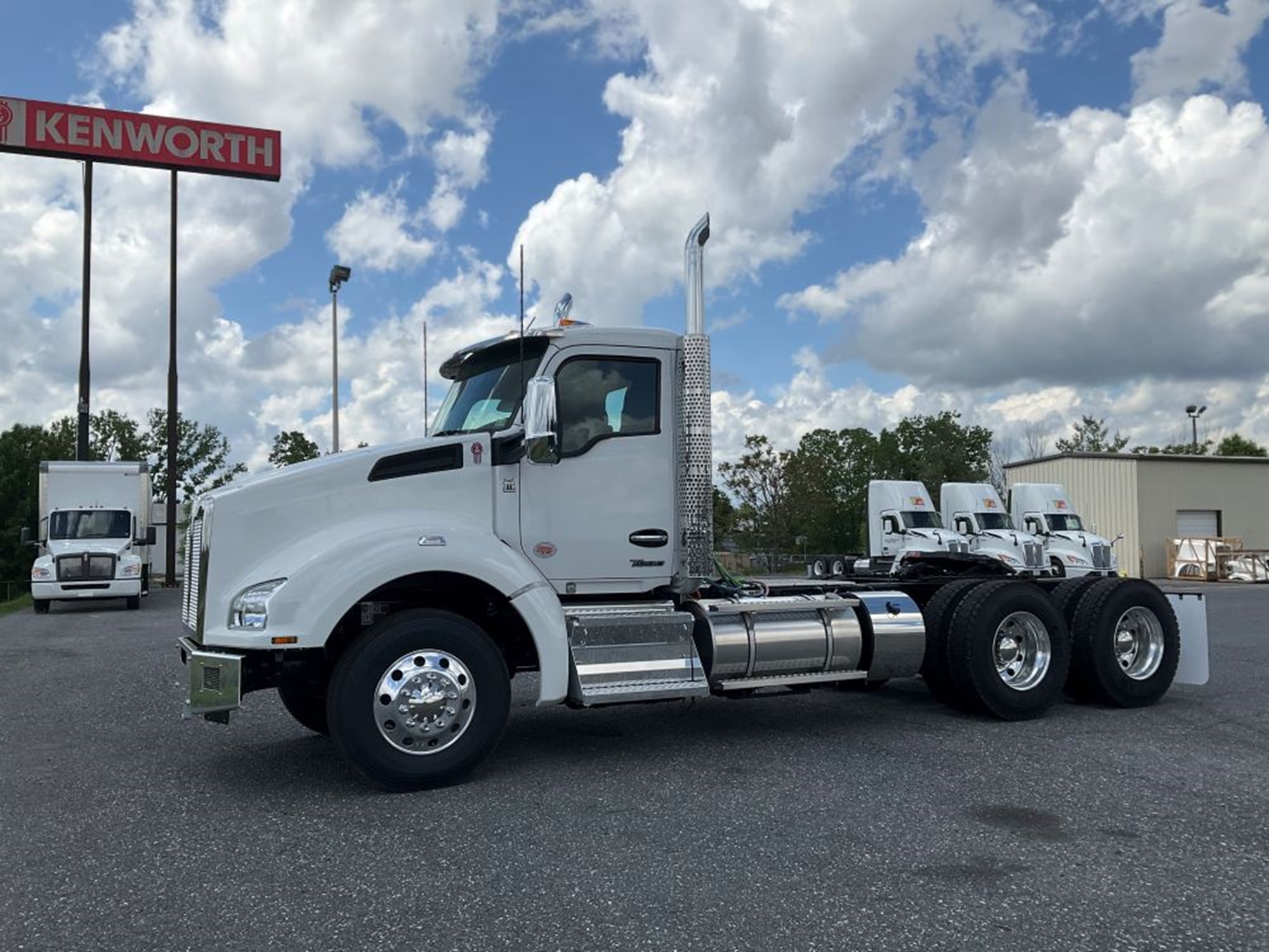2025 Kenworth T880 - image 1 of 6