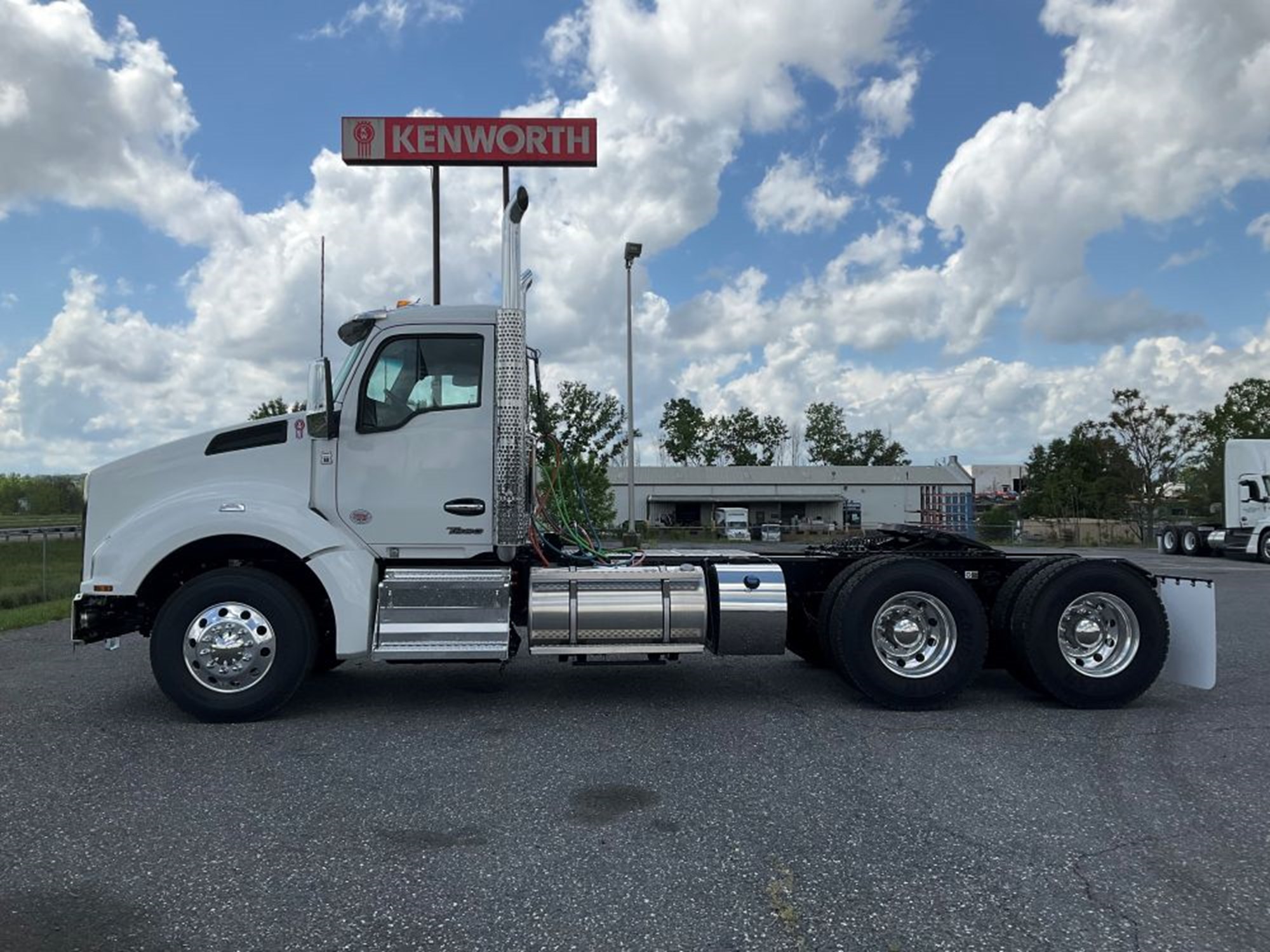 2025 Kenworth T880 - image 2 of 6