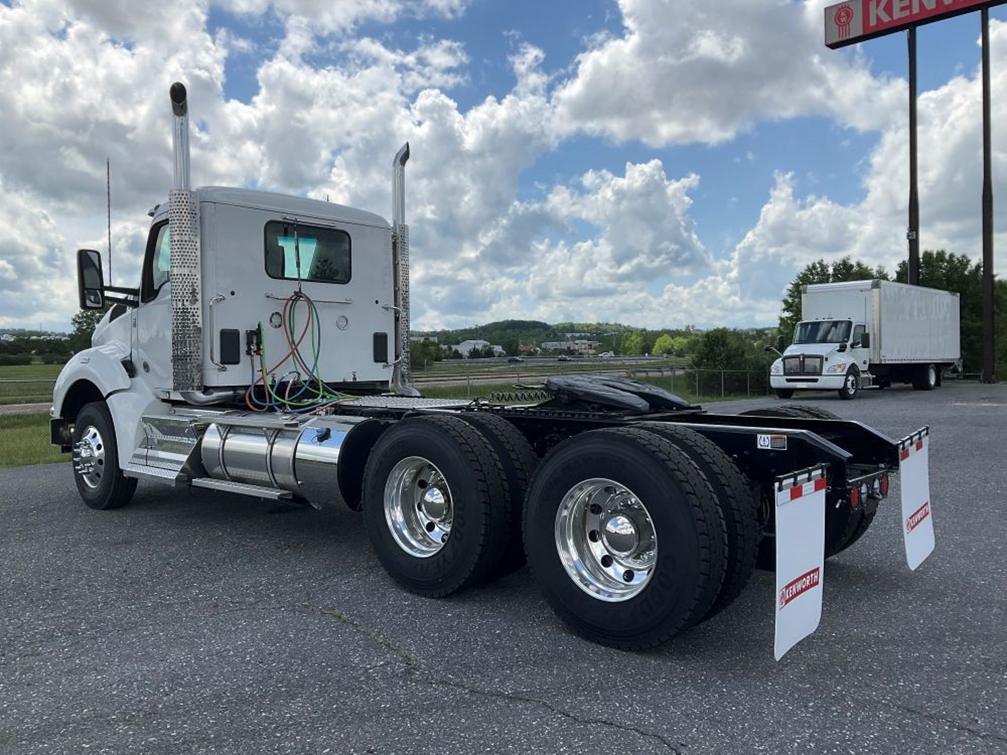 2025 Kenworth T880 - image 3 of 6