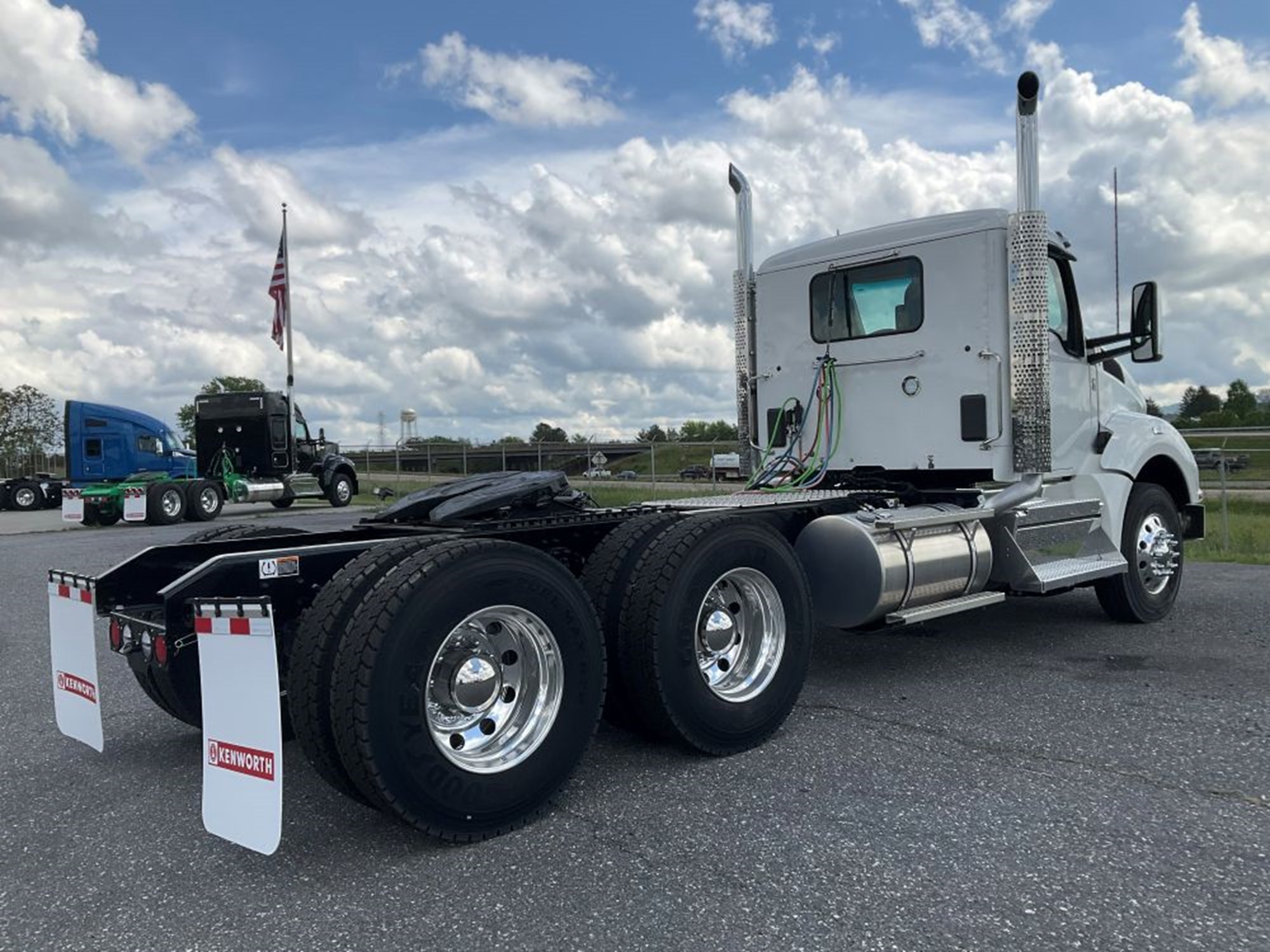 2025 Kenworth T880 - image 5 of 6