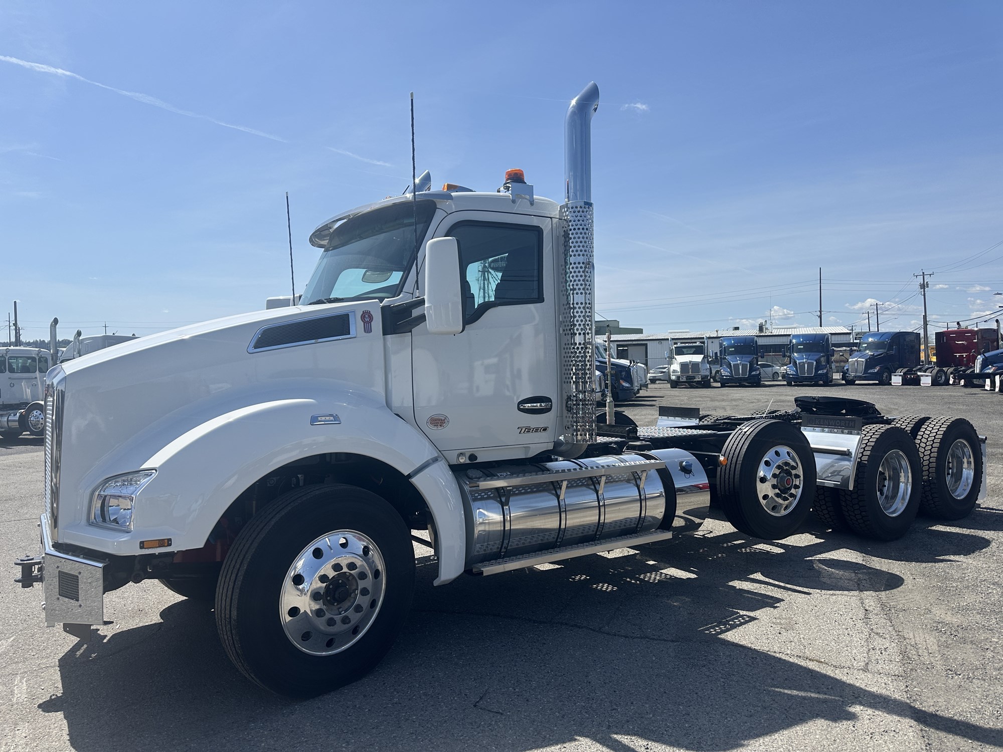 2025 Kenworth T880 2025 Kenworth T880 - image 1 of 6