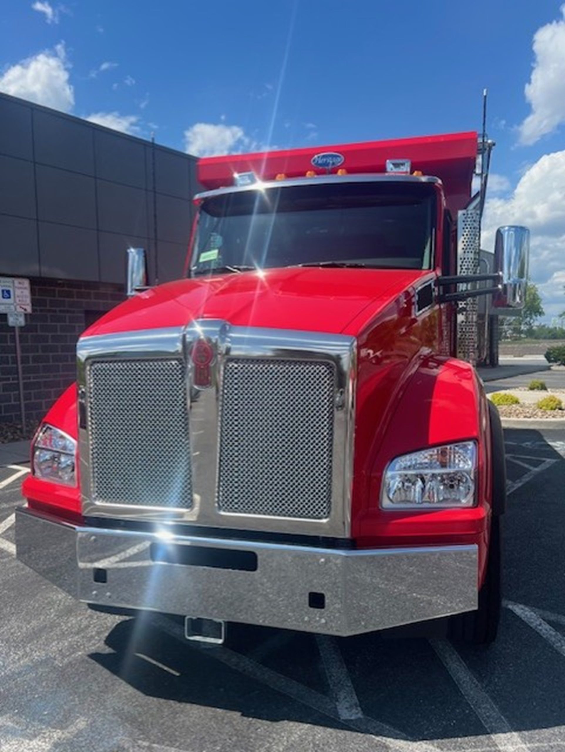 2025 Kenworth T880 - image 2 of 6