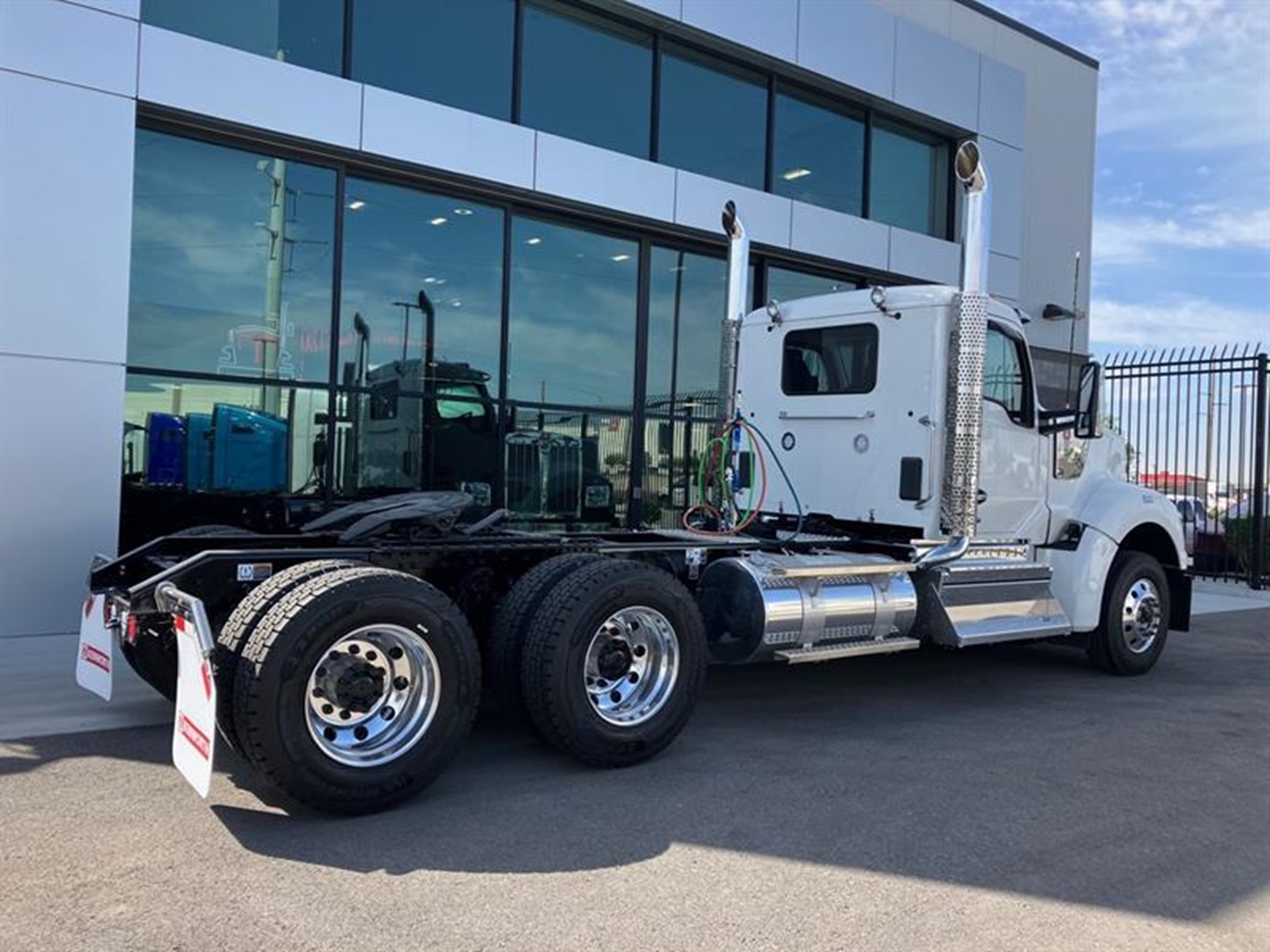 2026 Kenworth W990 - image 3
