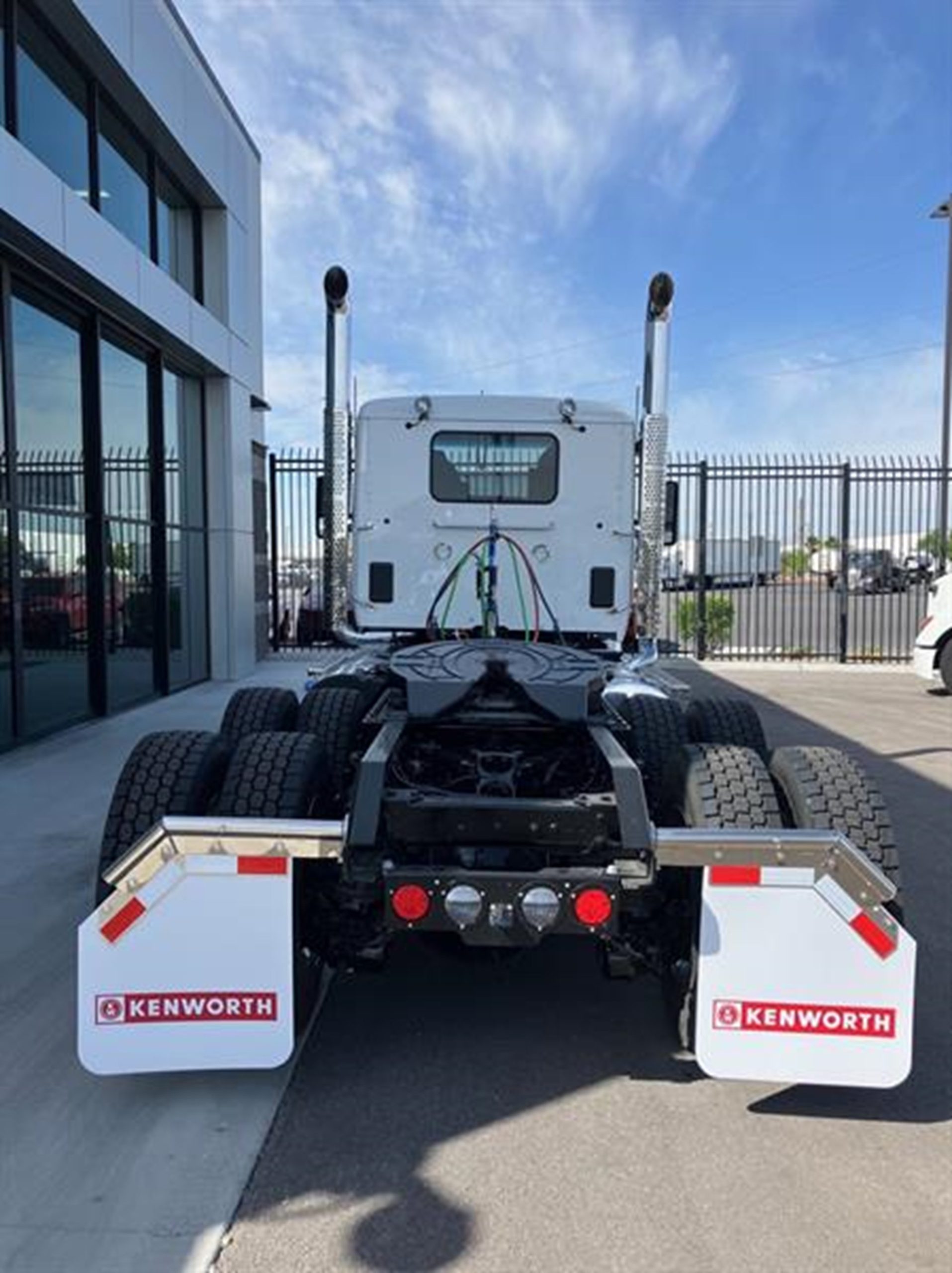 2026 Kenworth W990 - image 4
