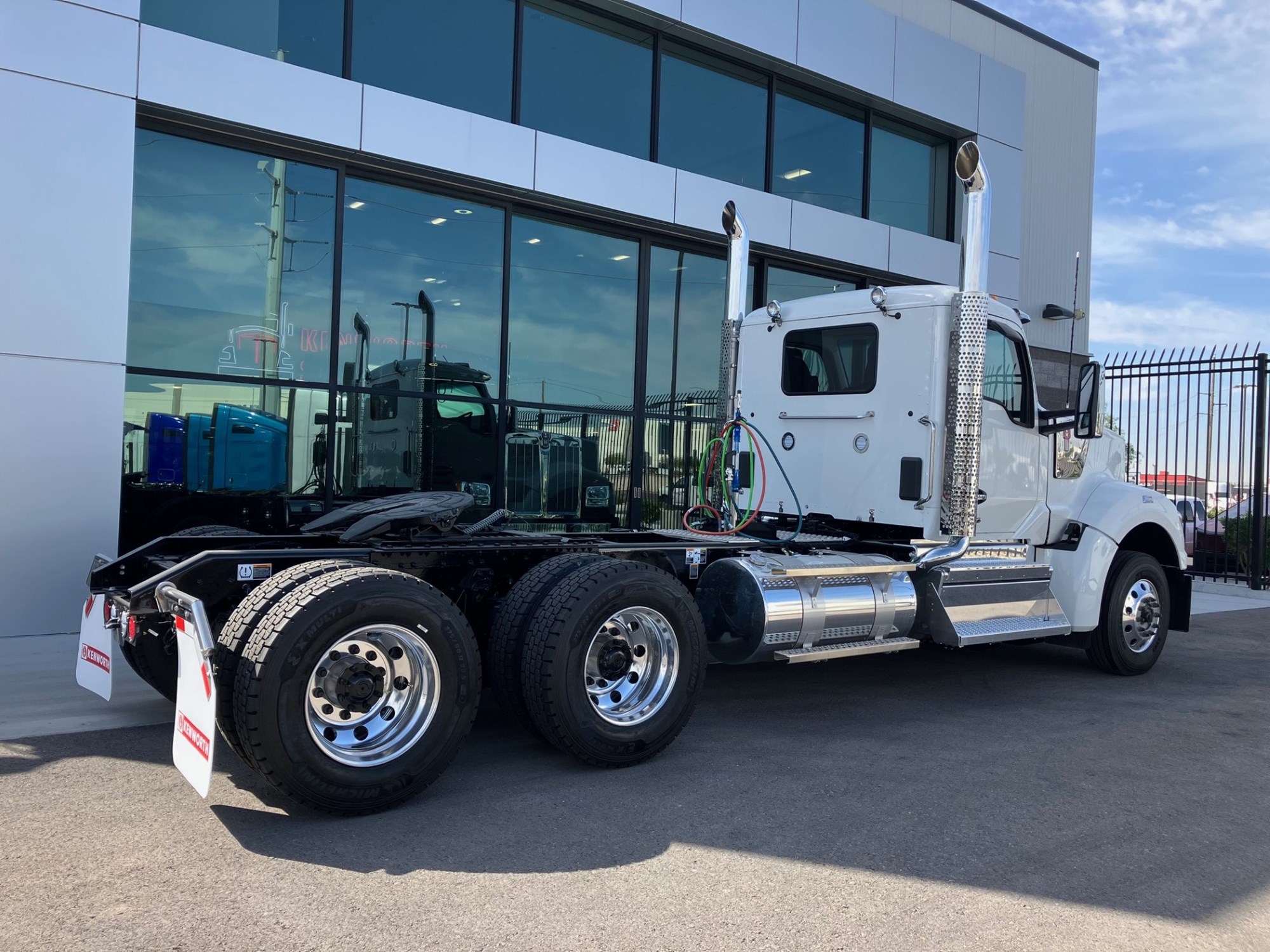 2026 Kenworth W990 - image 3