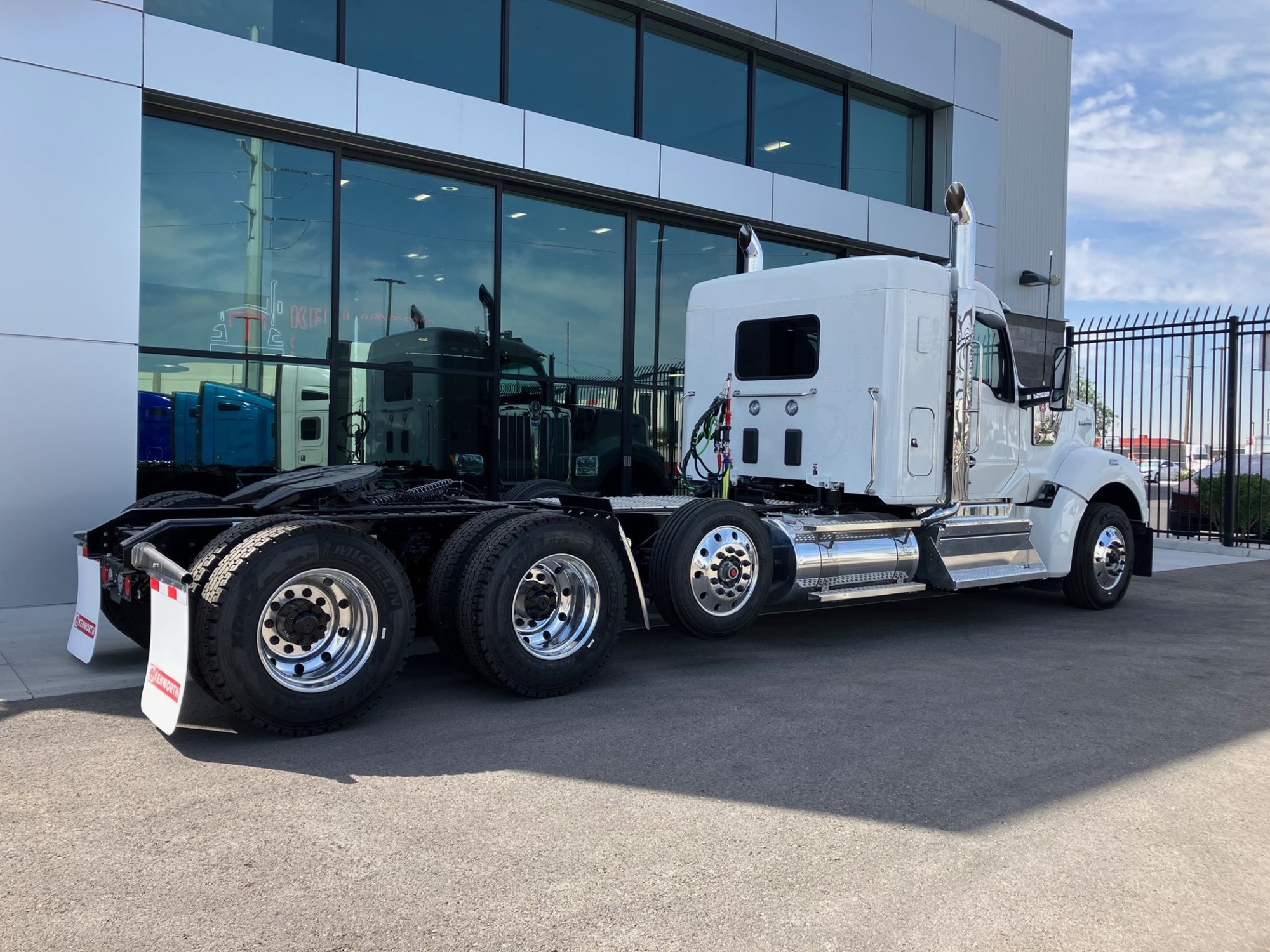 2026 Kenworth W990 - image 3 of 6