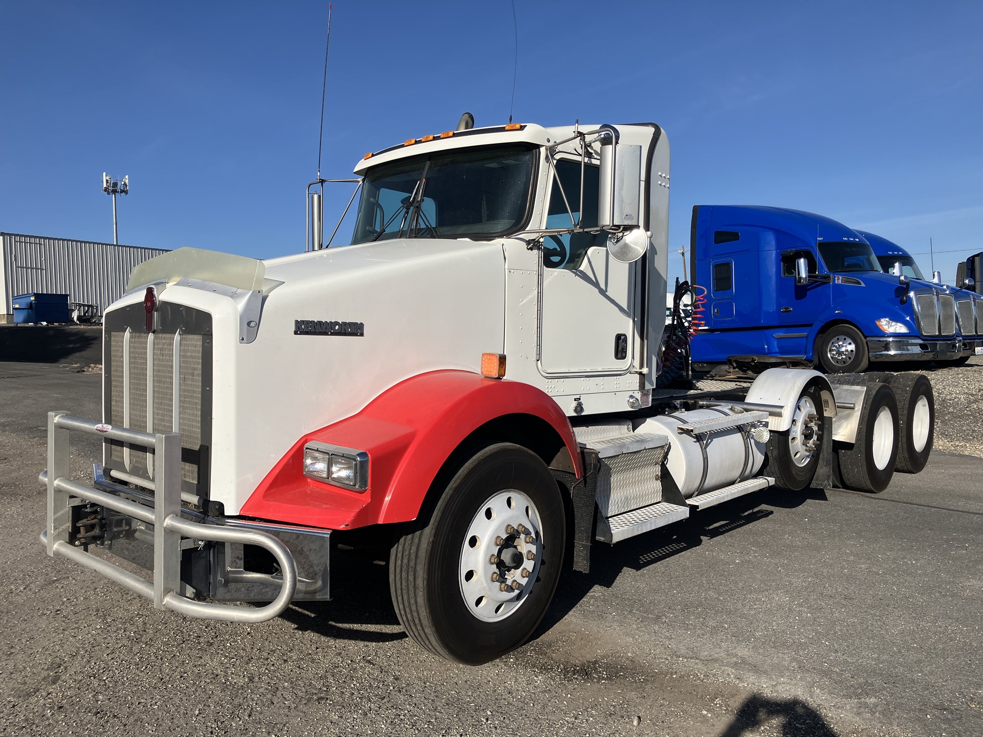 2011 Kenworth T800 - image 1 of 6