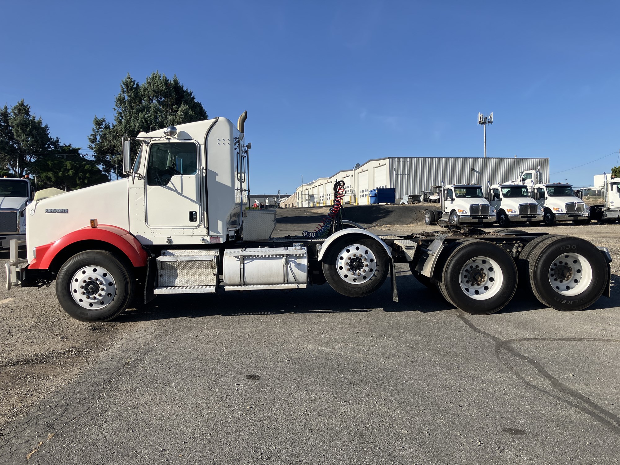 2011 Kenworth T800 - image 2 of 6