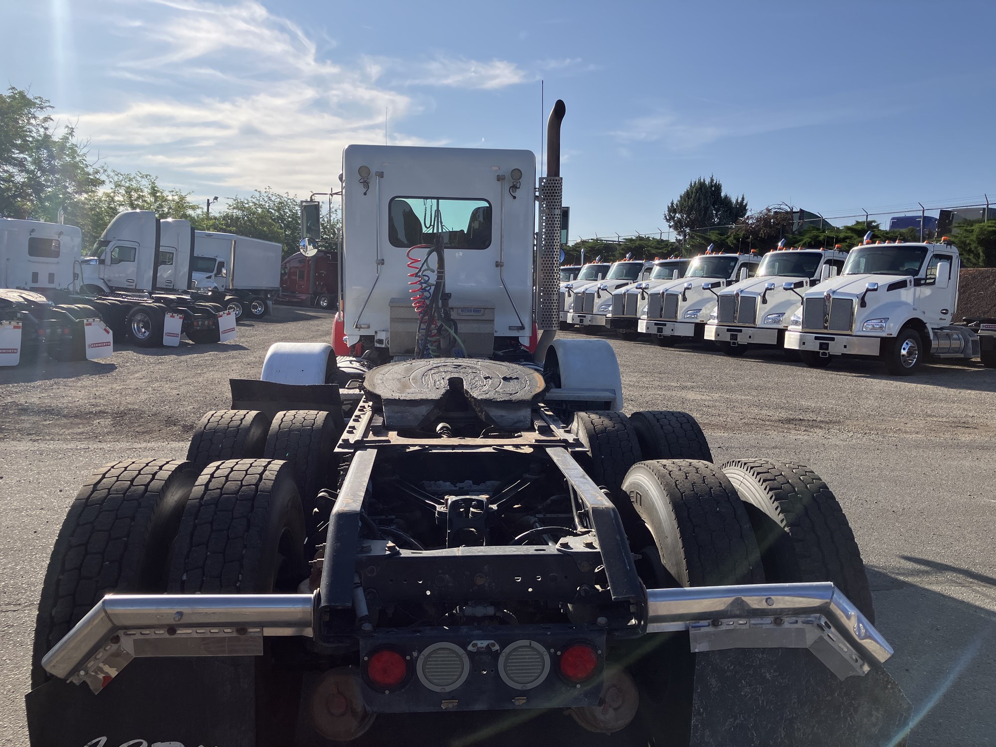 2011 Kenworth T800 - image 3 of 6