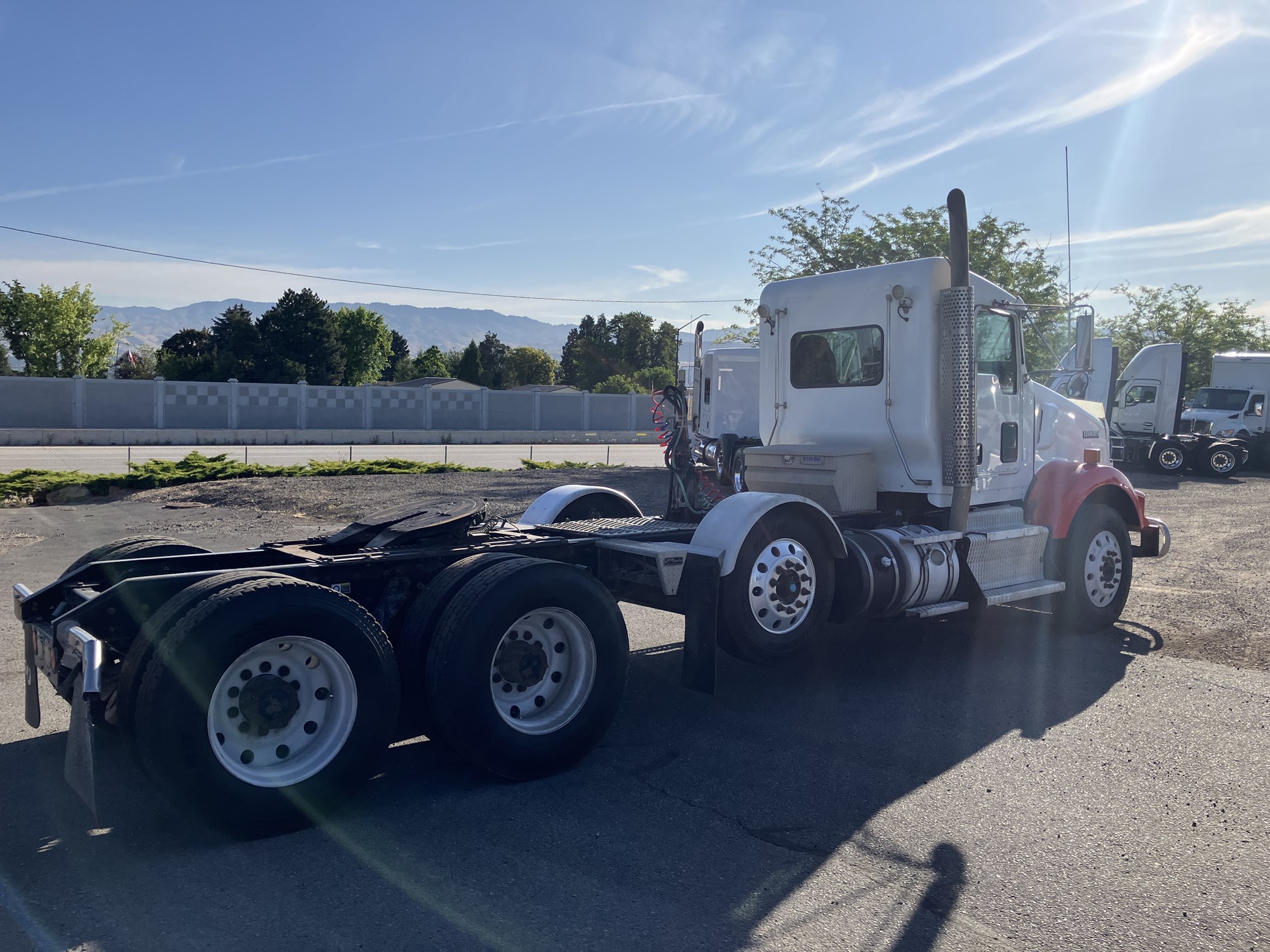 2011 Kenworth T800 - image 4 of 6