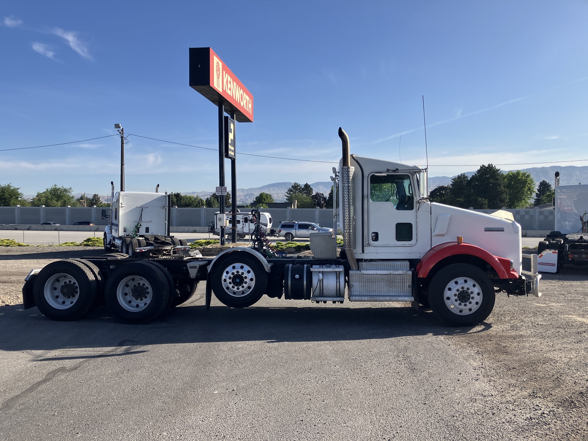 2011 Kenworth T800 - image 5 of 6