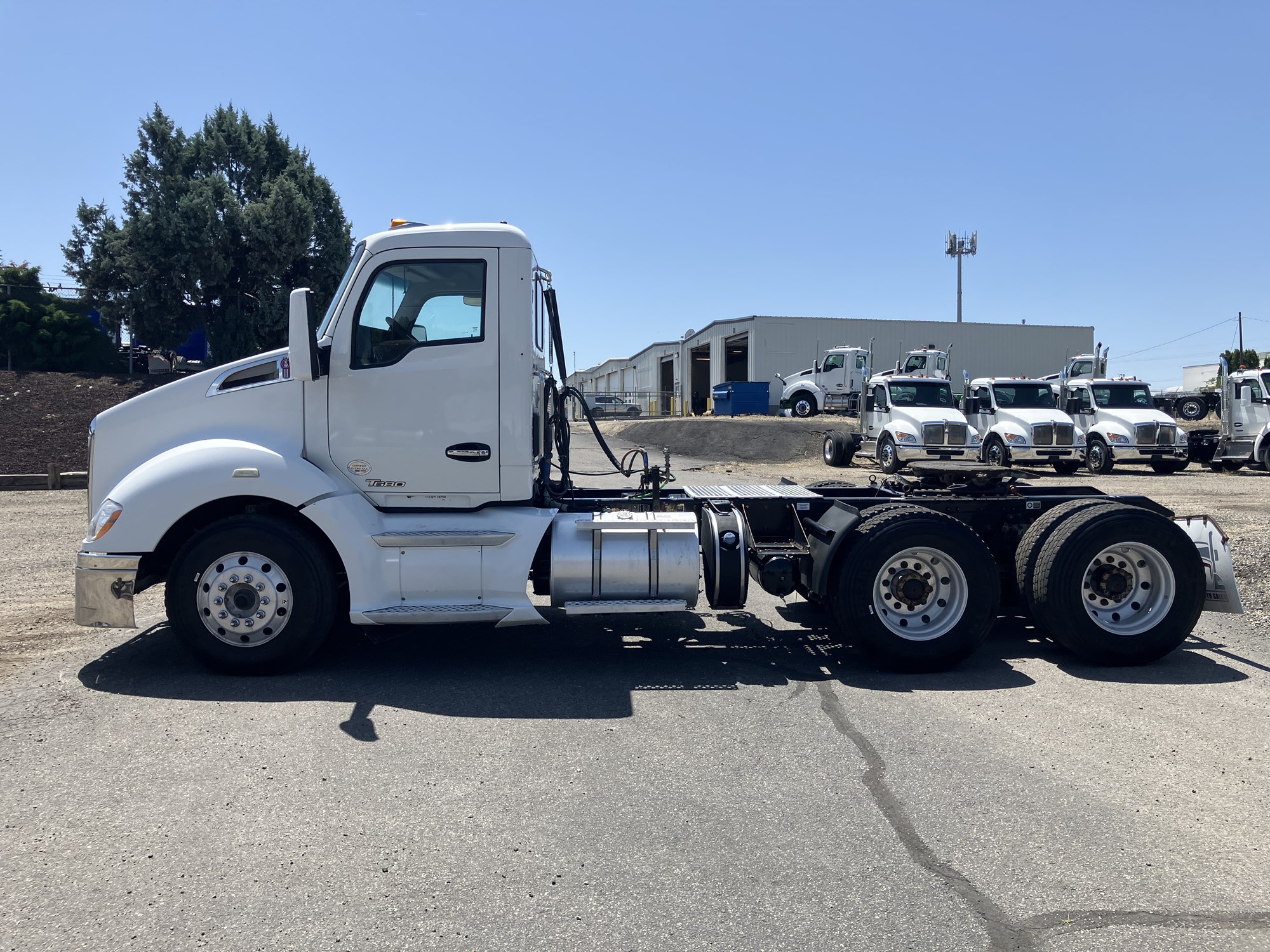 2016 Kenworth T680 - image 2 of 6
