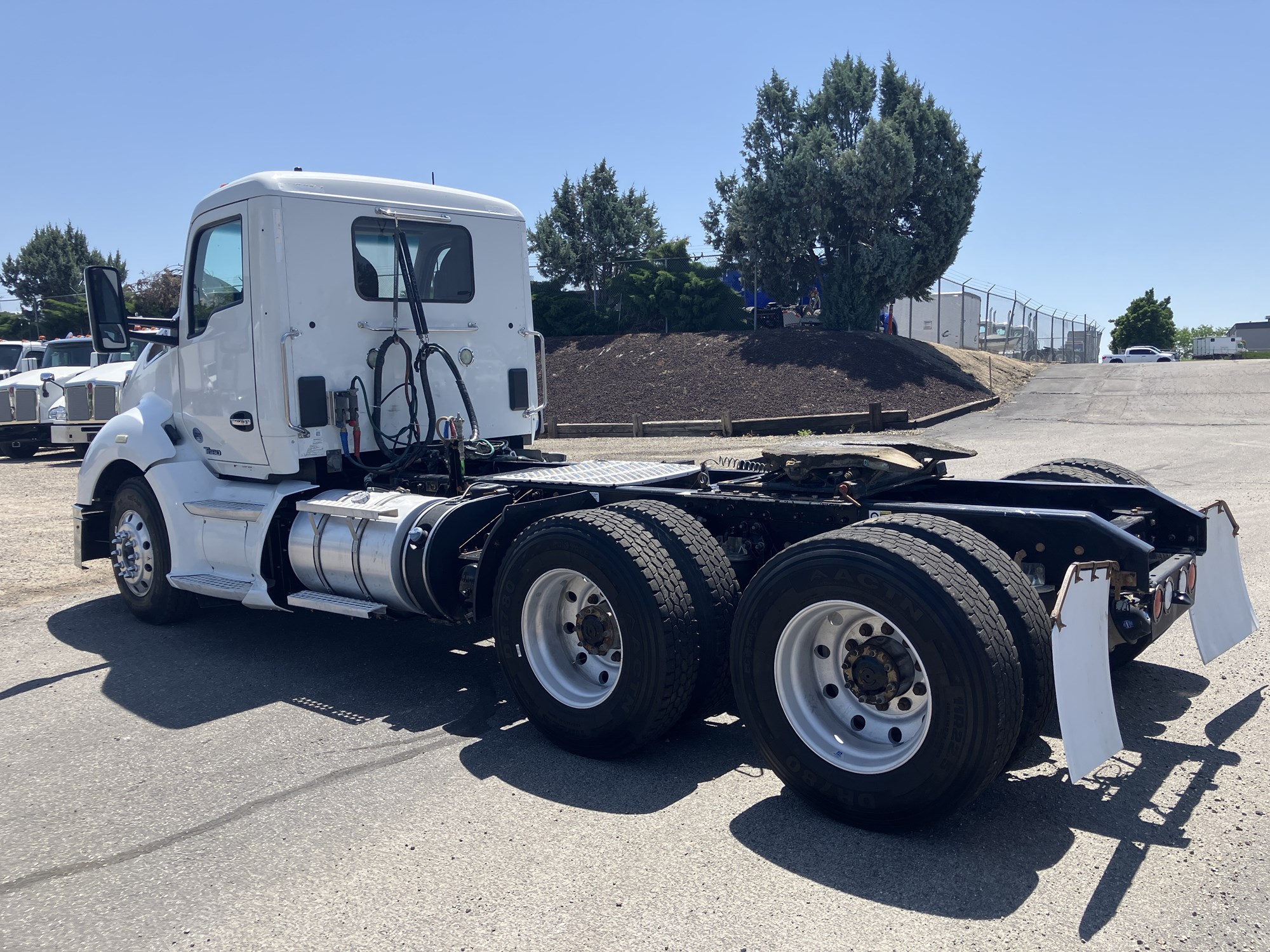 2016 Kenworth T680 - image 3 of 6