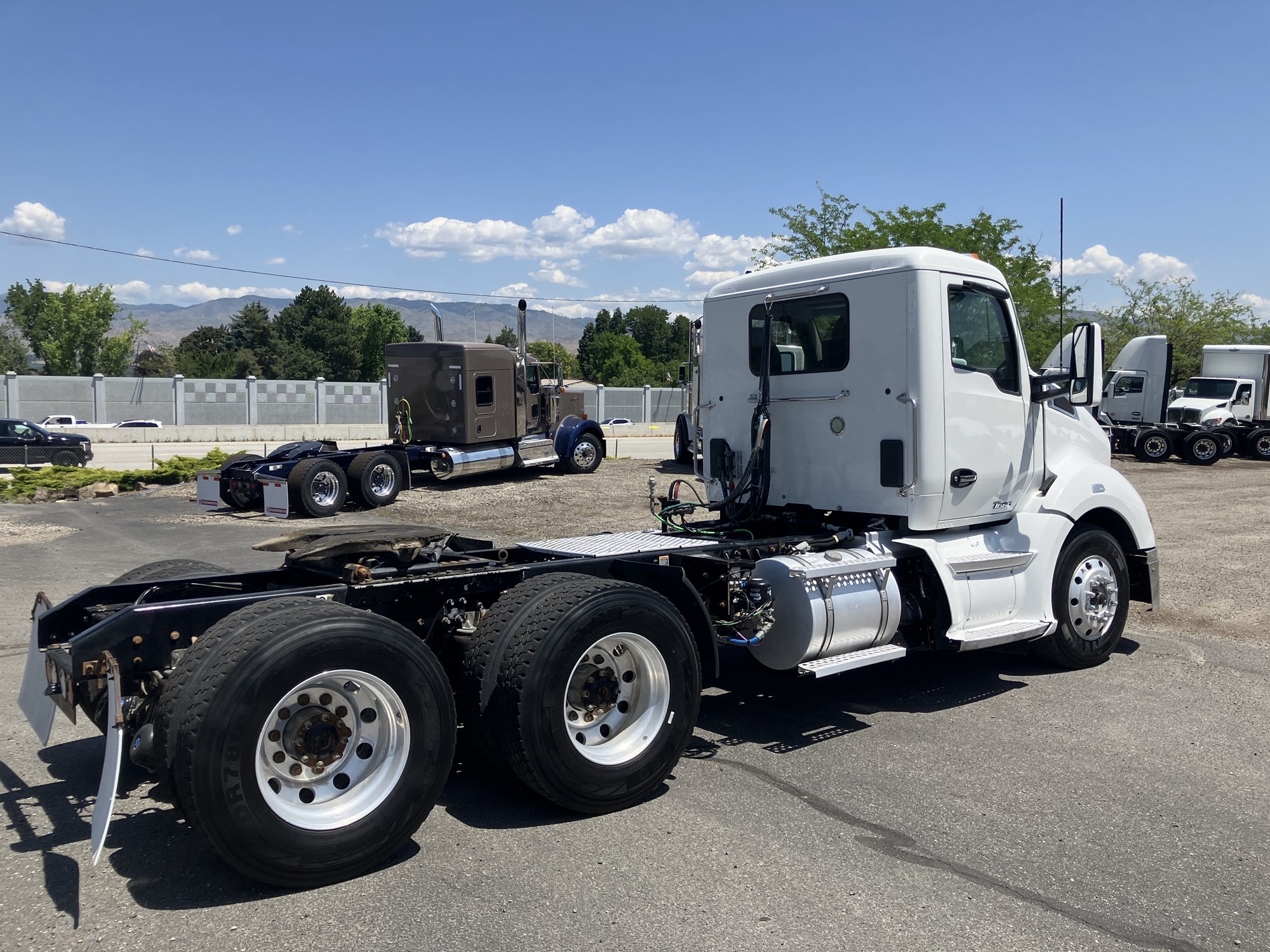 2016 Kenworth T680 - image 5 of 6