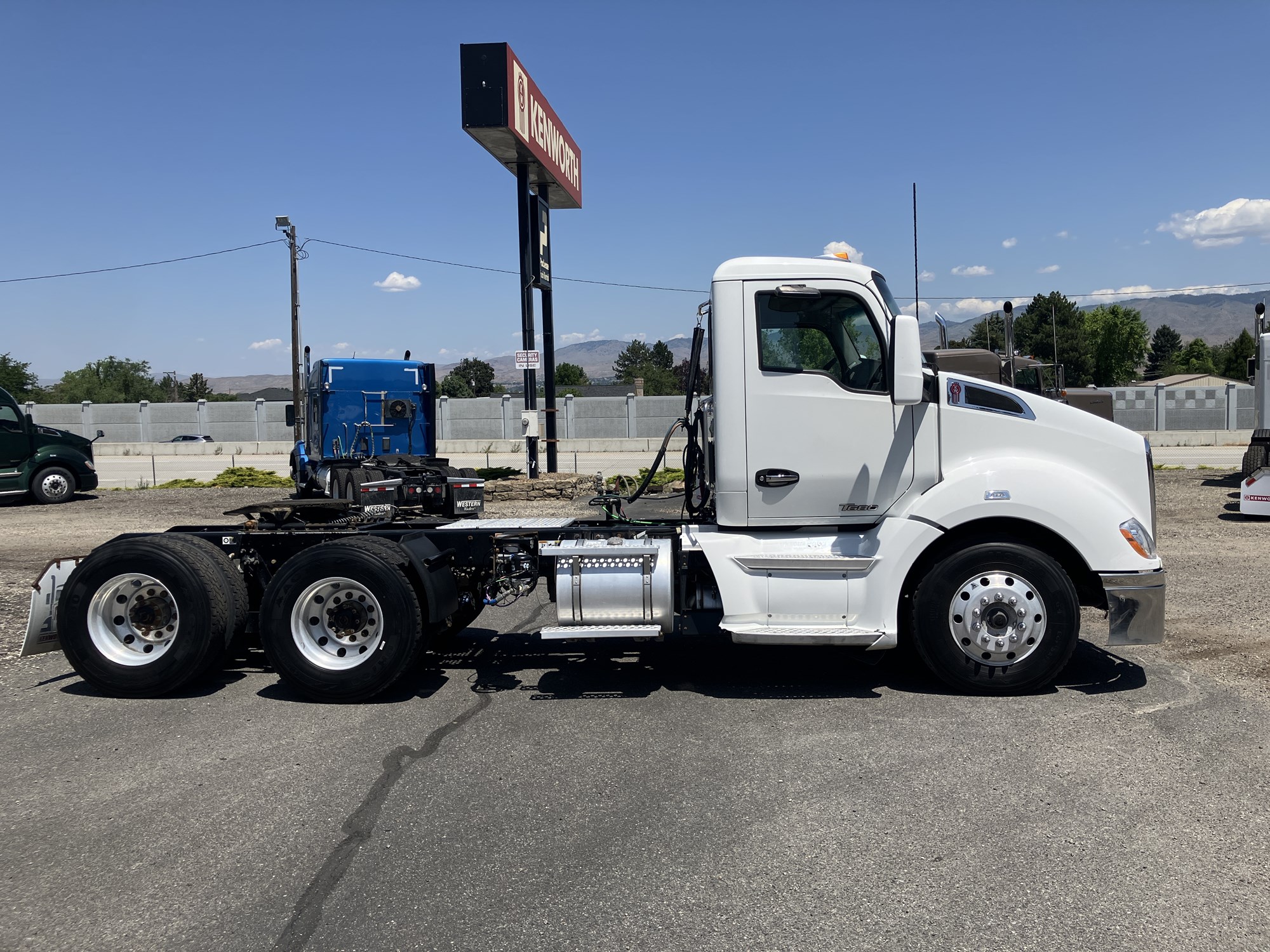 2016 Kenworth T680 - image 6 of 6
