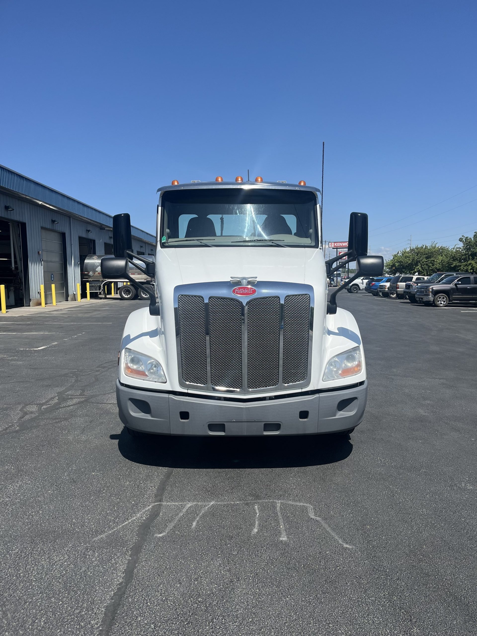 2018 Peterbilt 579 - image 2 of 6