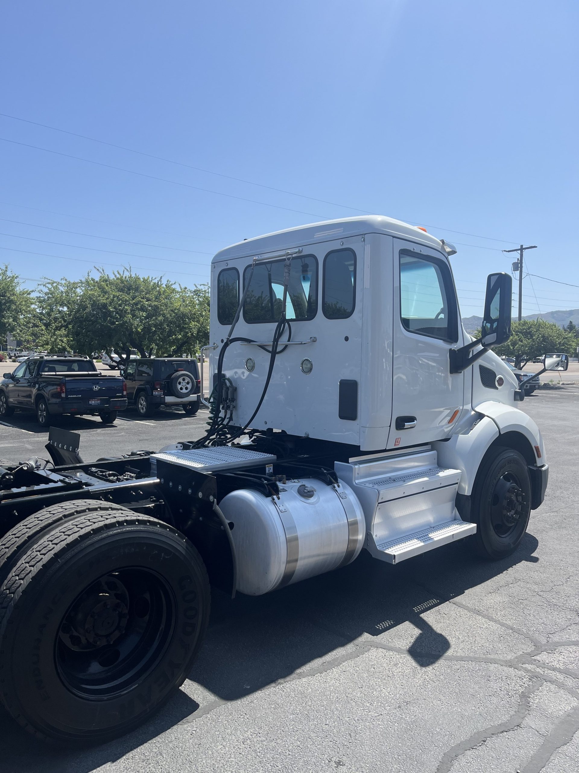 2018 Peterbilt 579 - image 4 of 6