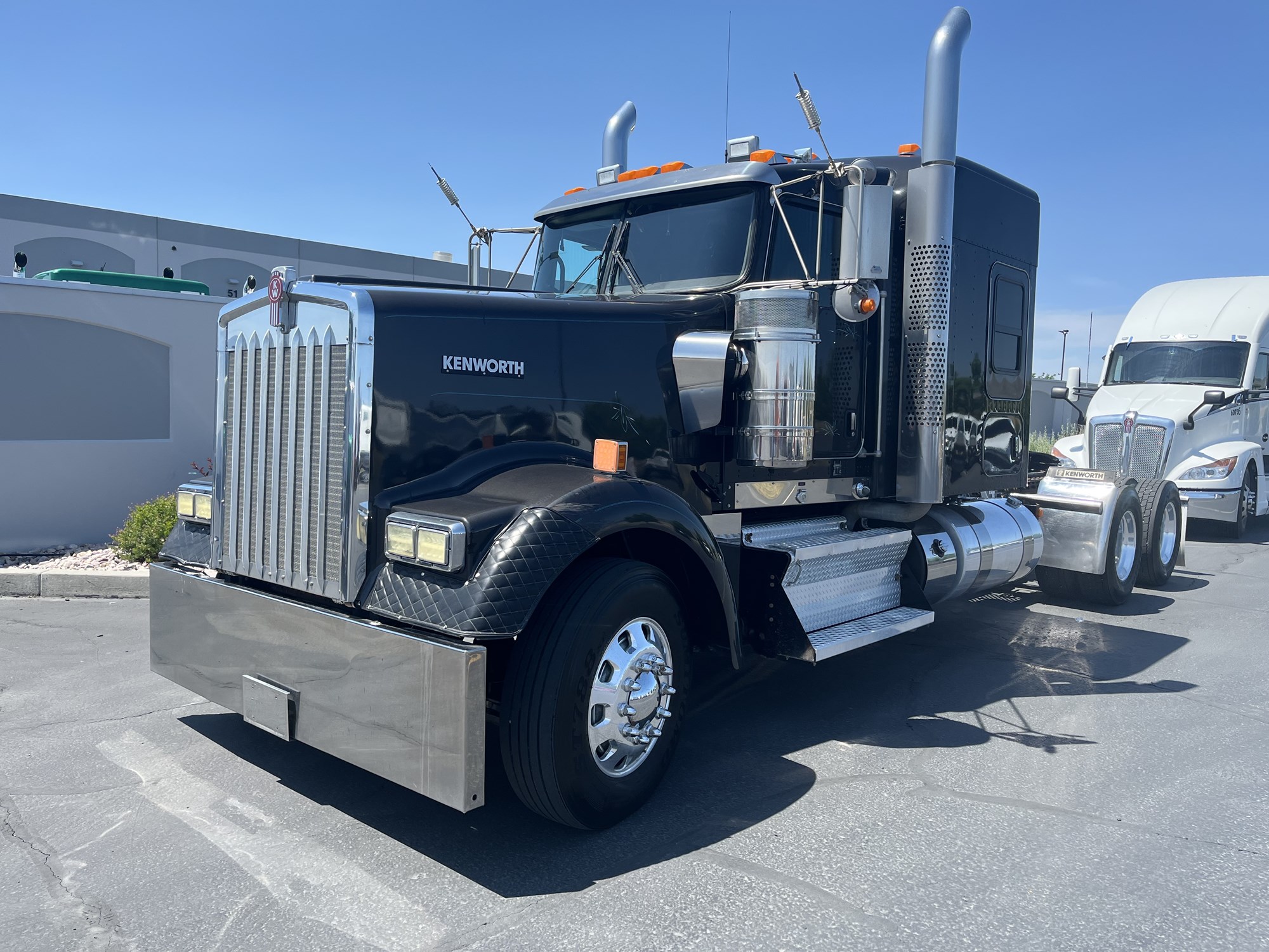 2019 Kenworth W900L - image 2 of 6