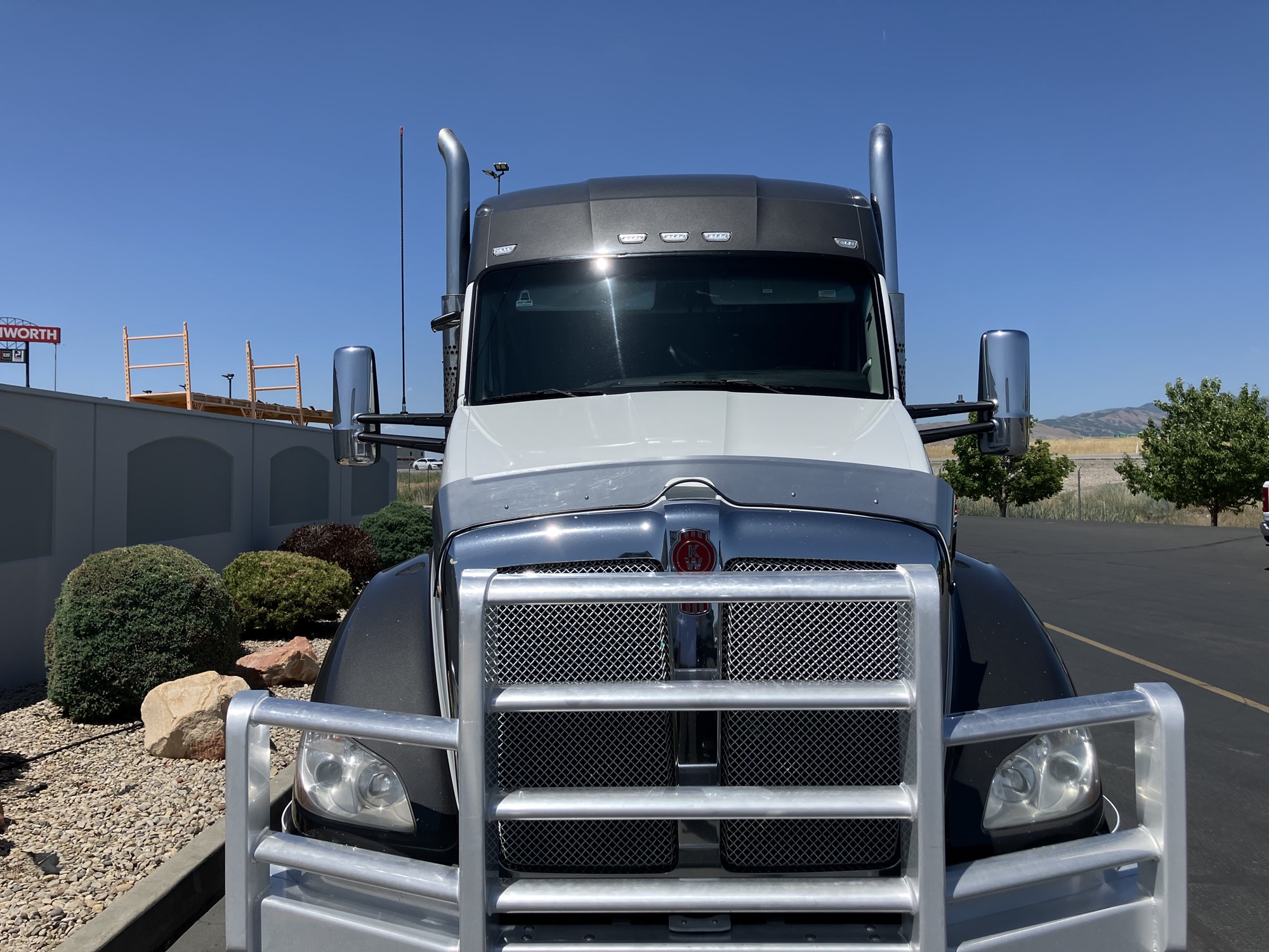 2020 Kenworth T680 - image 3 of 6