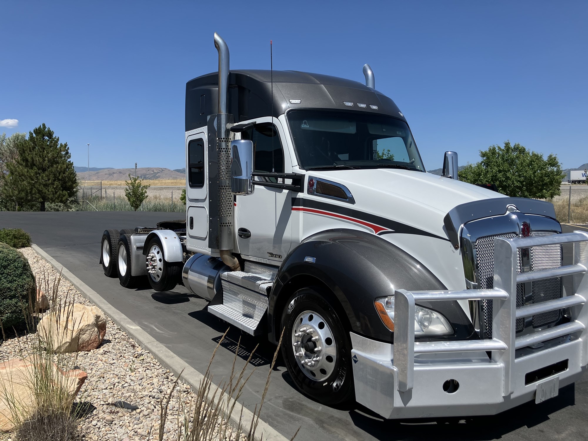 2020 Kenworth T680 - image 4 of 6