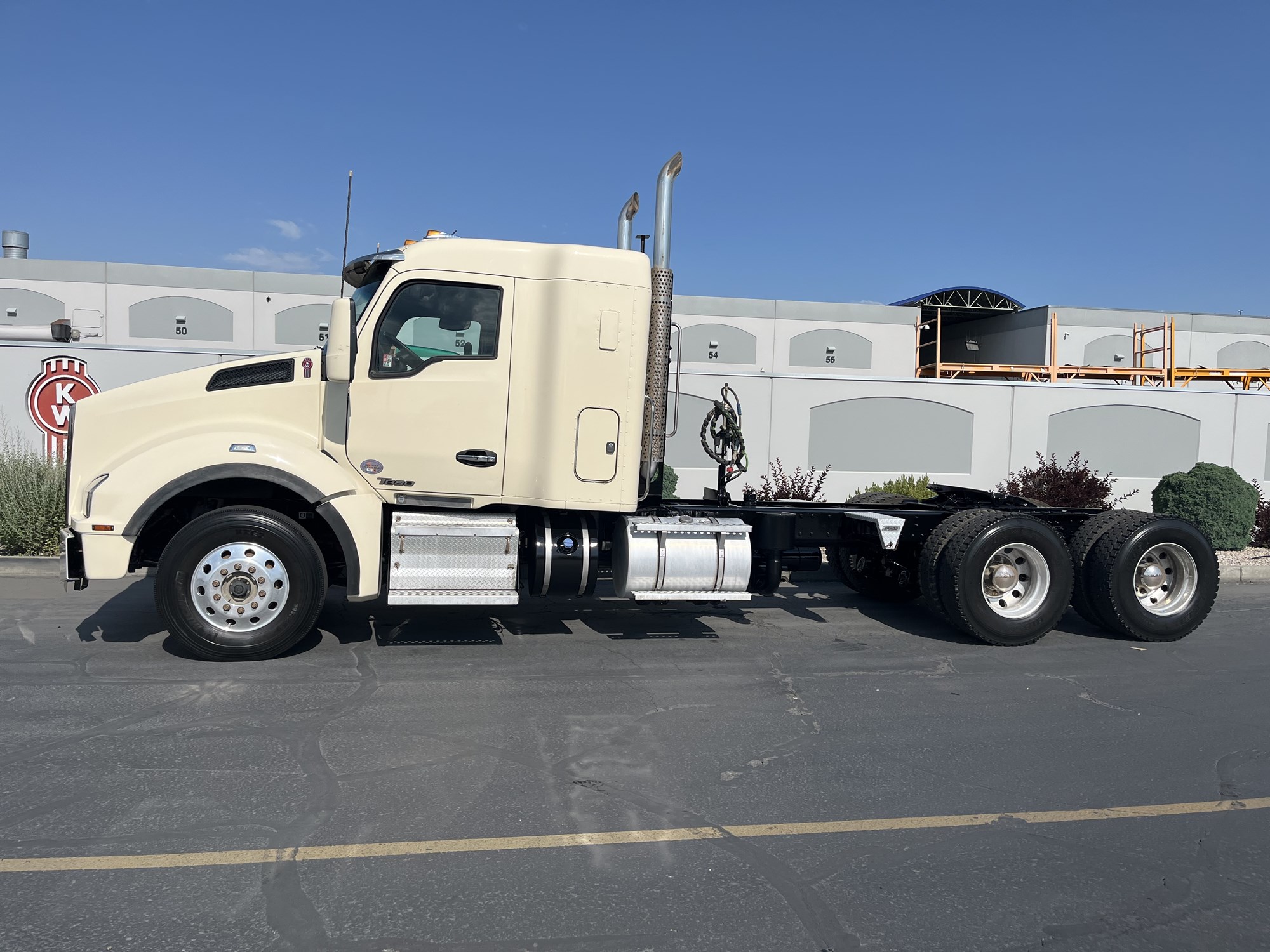 2021 Kenworth T880 - image 1 of 6