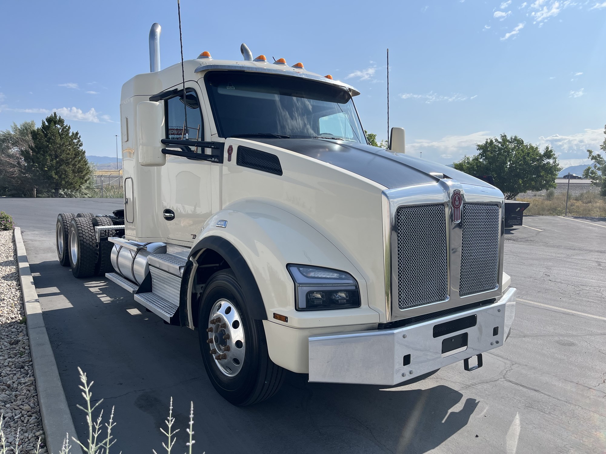 2021 Kenworth T880 - image 3 of 6