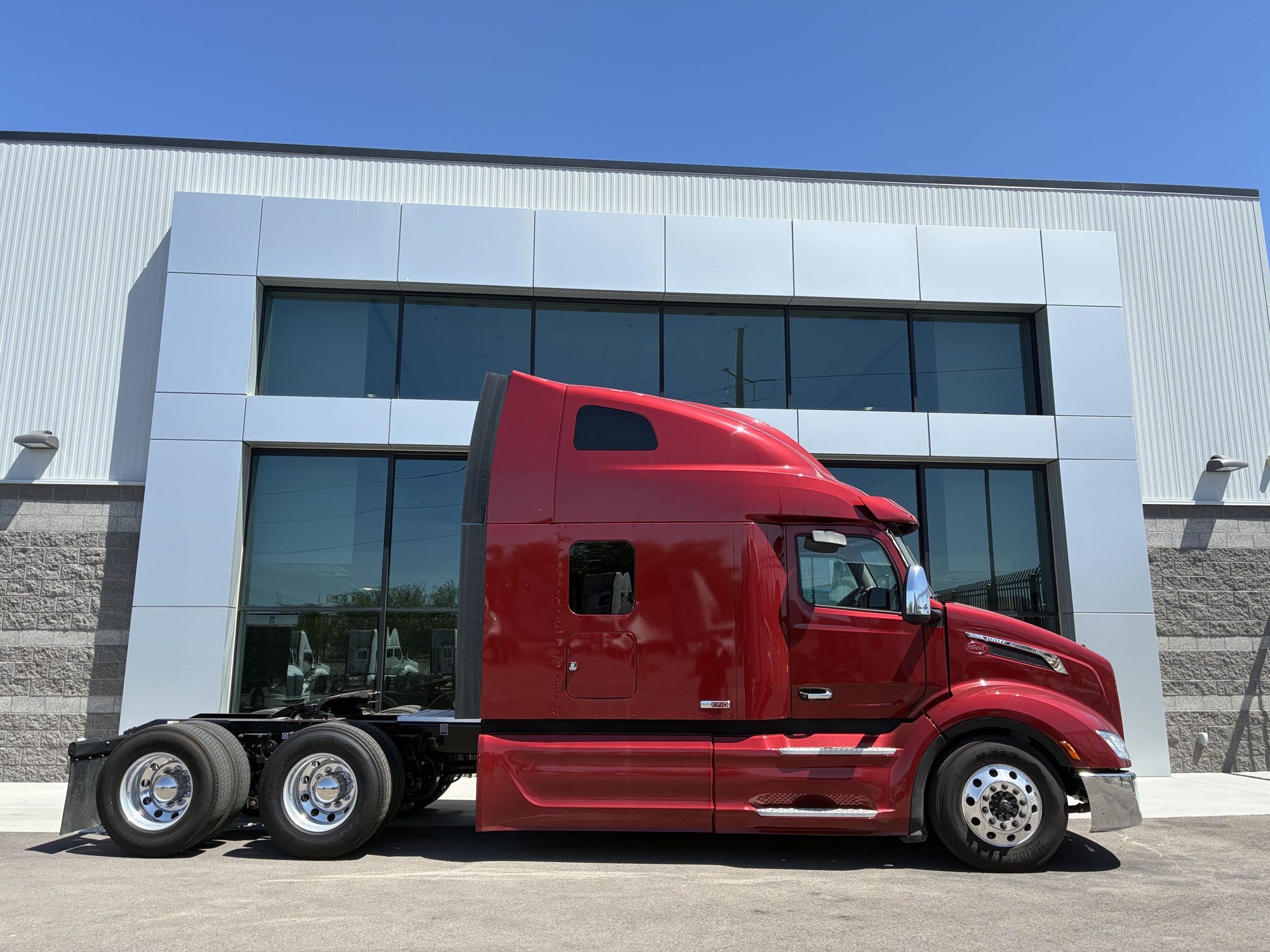 2023 Peterbilt 579 - image 2 of 6