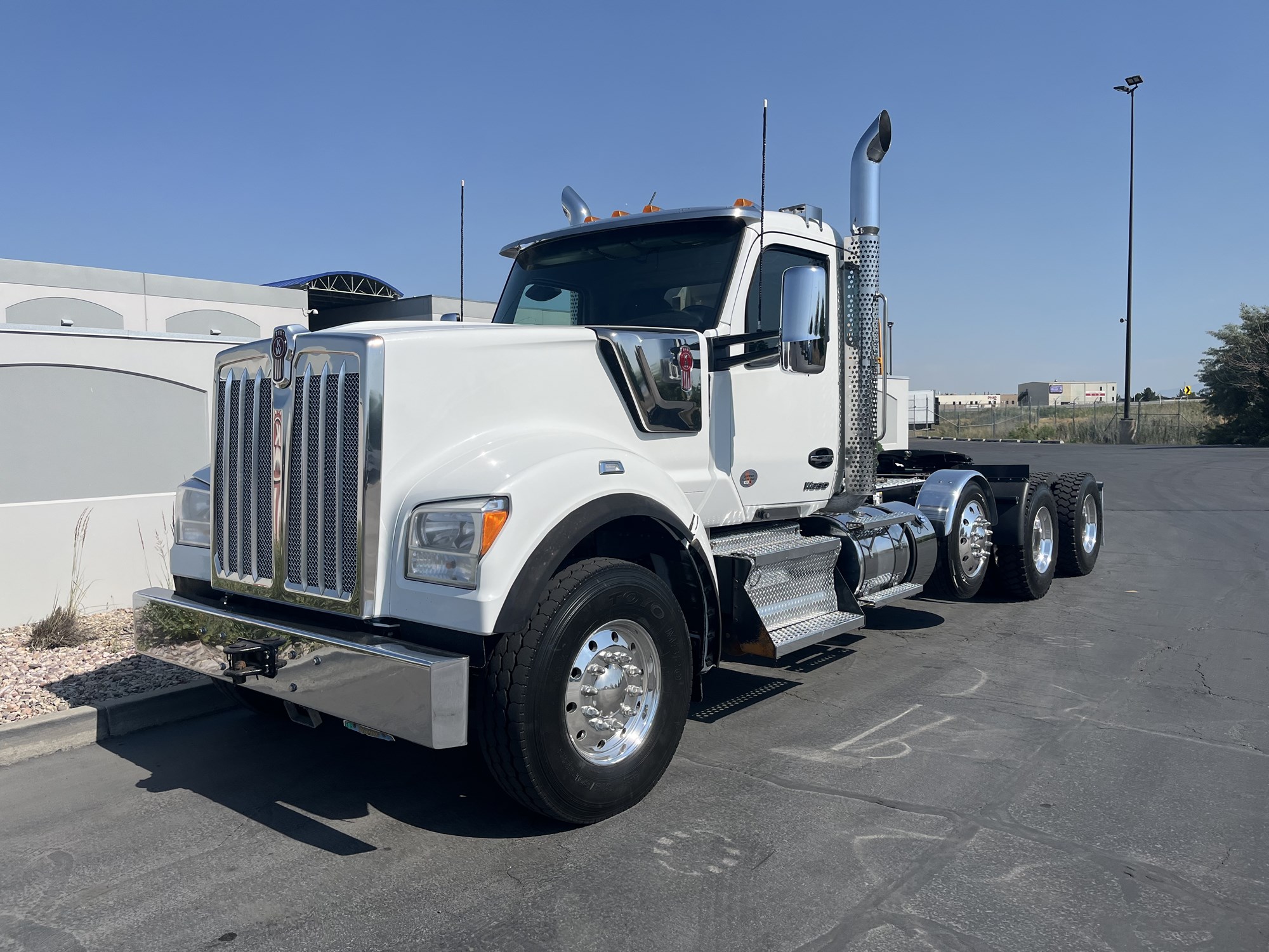 2024 Kenworth W990 - image 2 of 6
