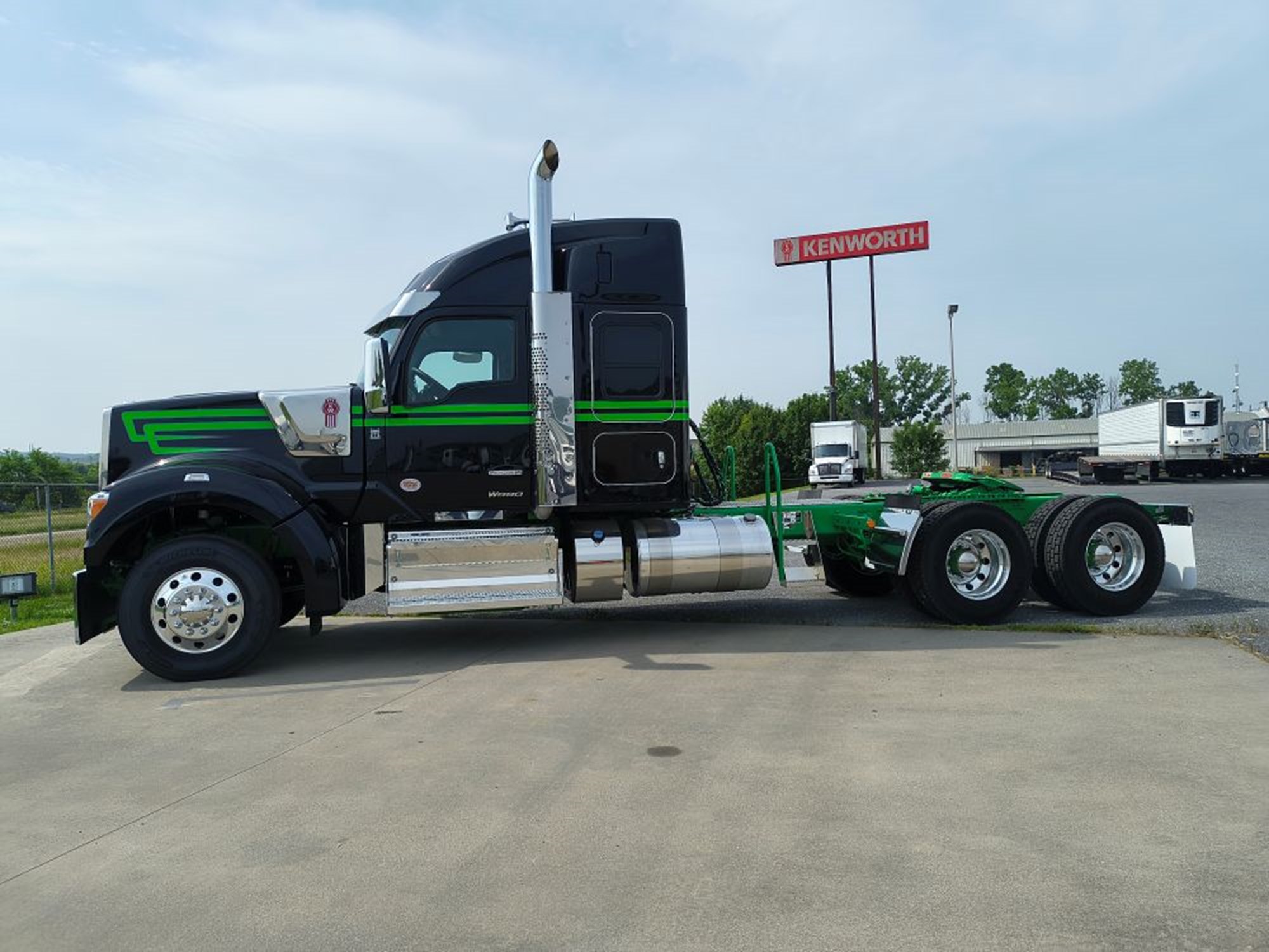 2025 Kenworth W990 - image 2 of 6