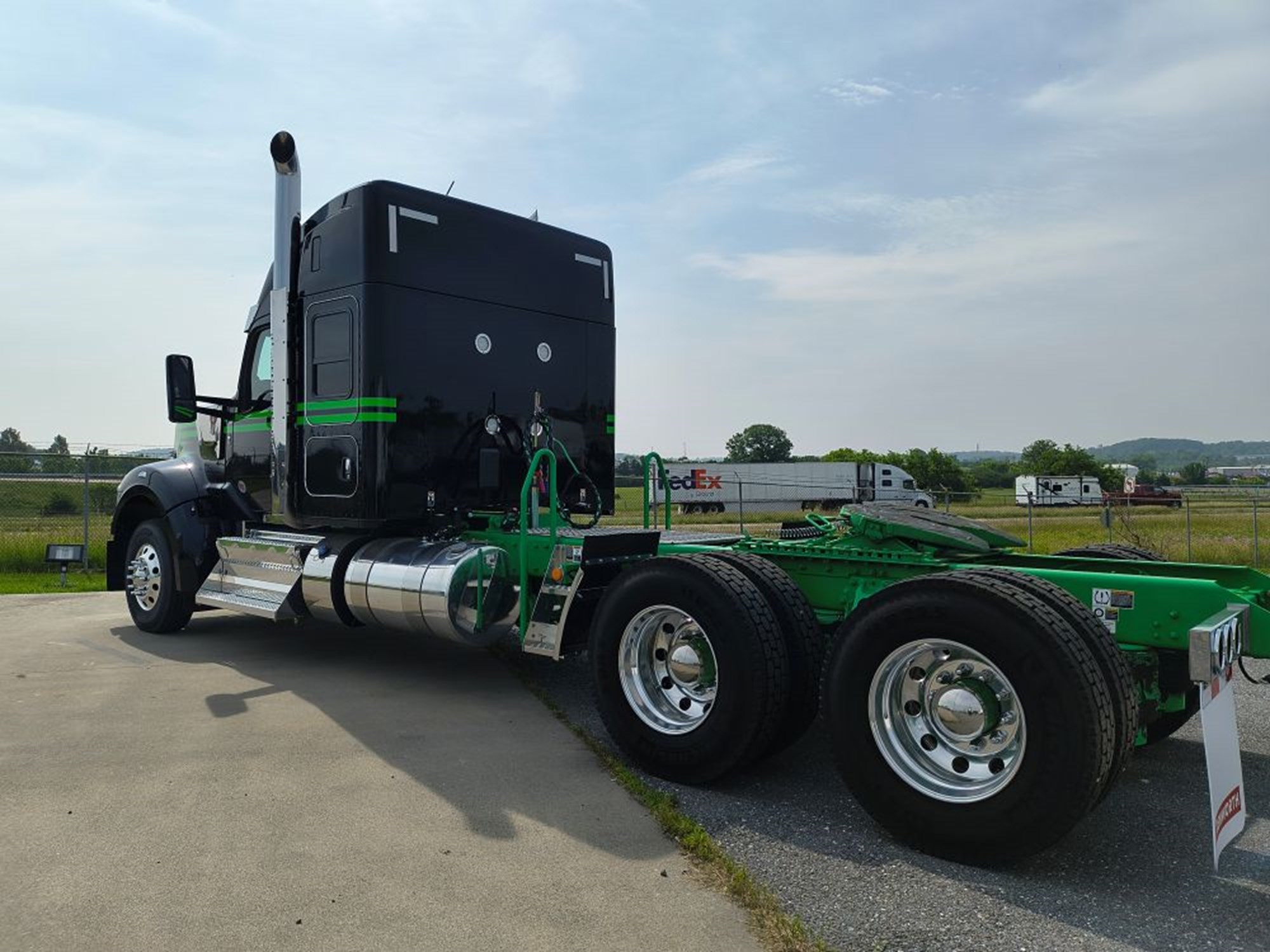 2025 Kenworth W990 - image 3 of 6