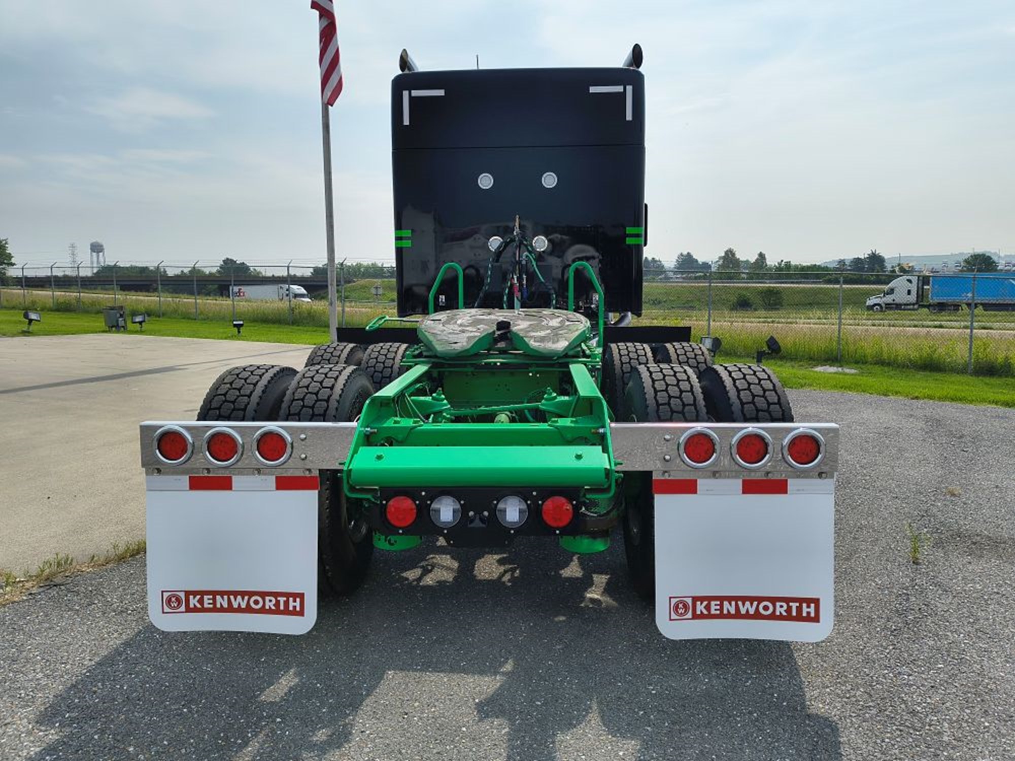 2025 Kenworth W990 - image 4 of 6