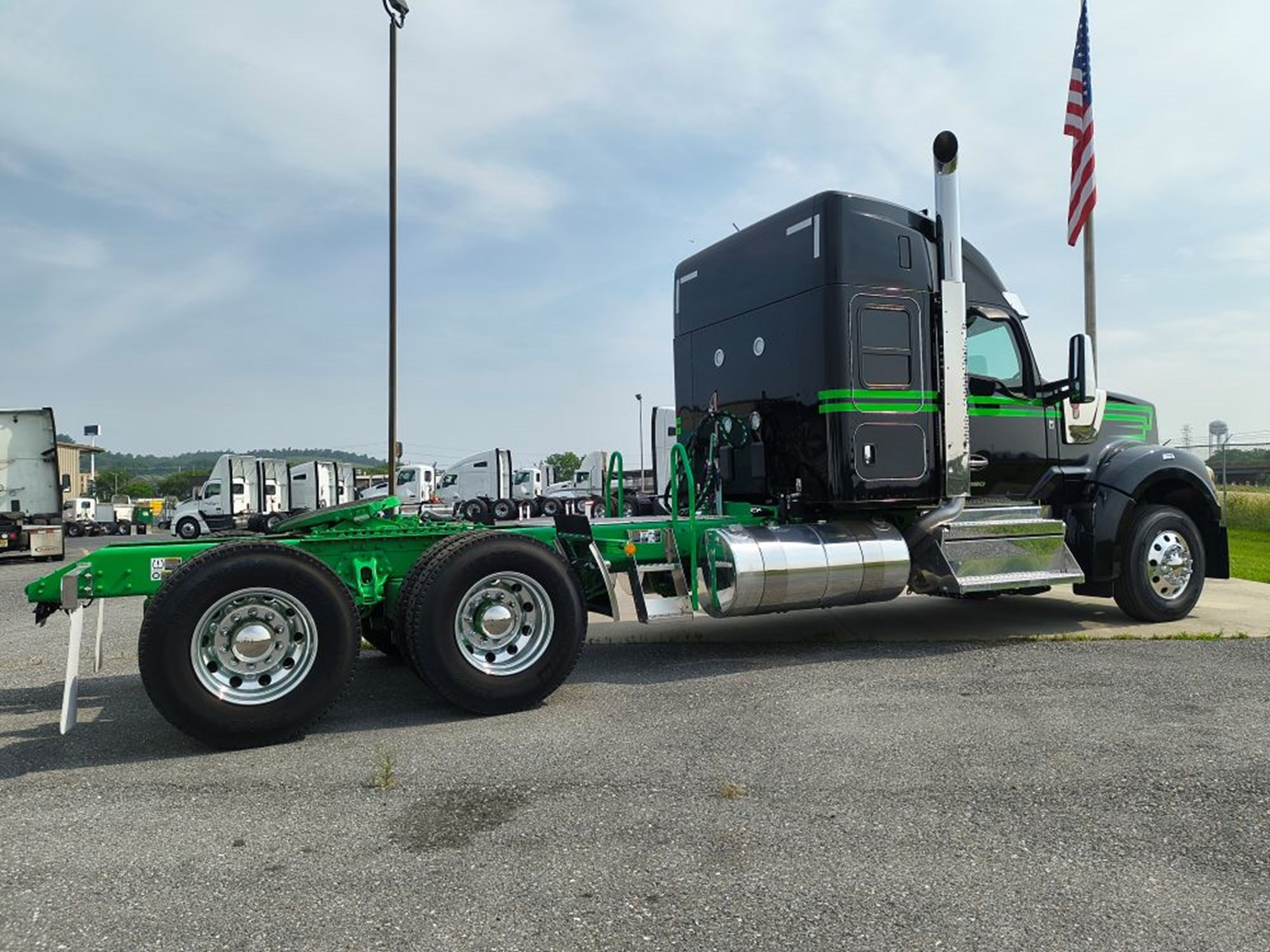 2025 Kenworth W990 - image 5 of 6