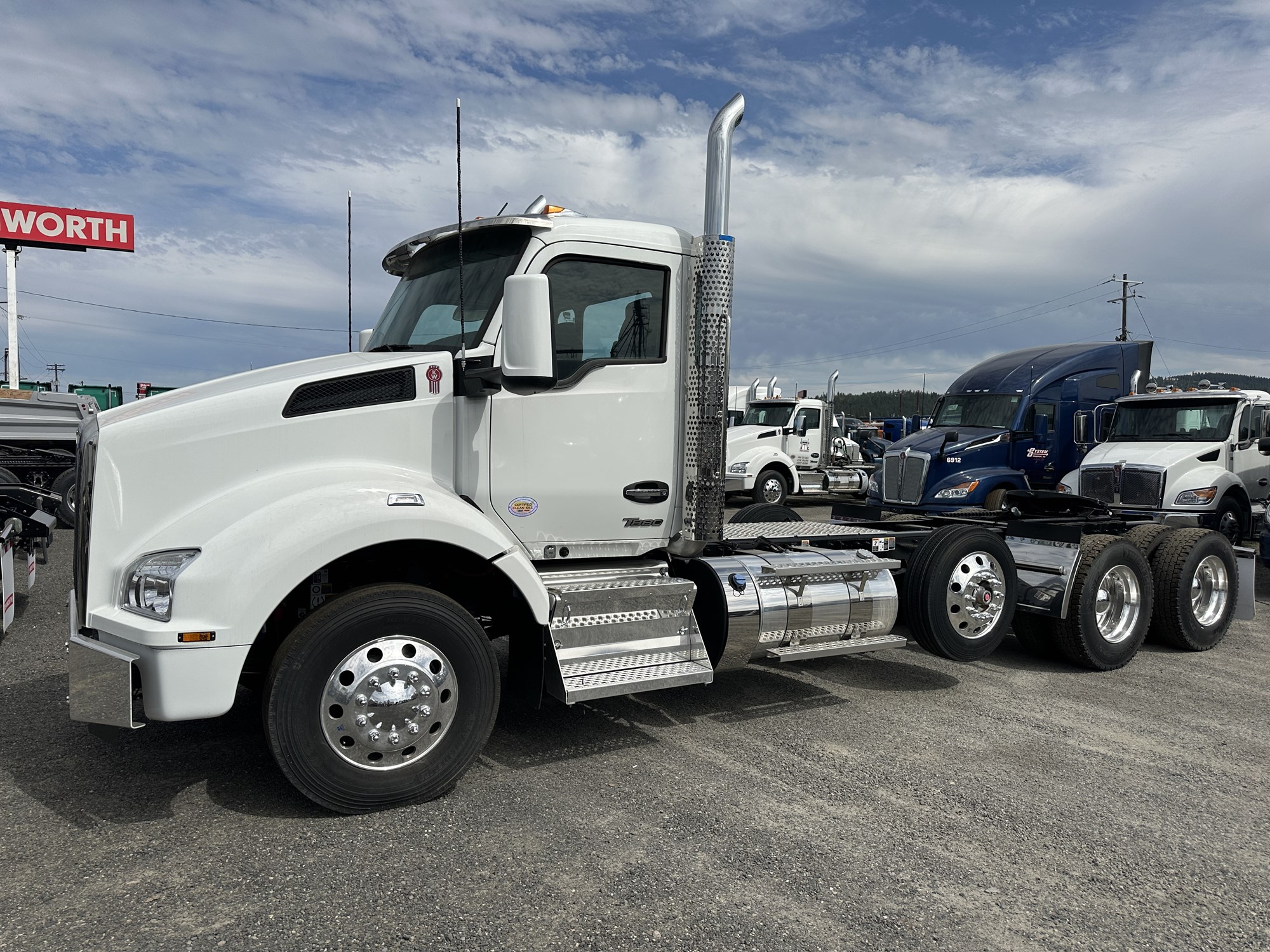2025 Kenworth T880 2025 Kenworth T880 - image 1 of 6