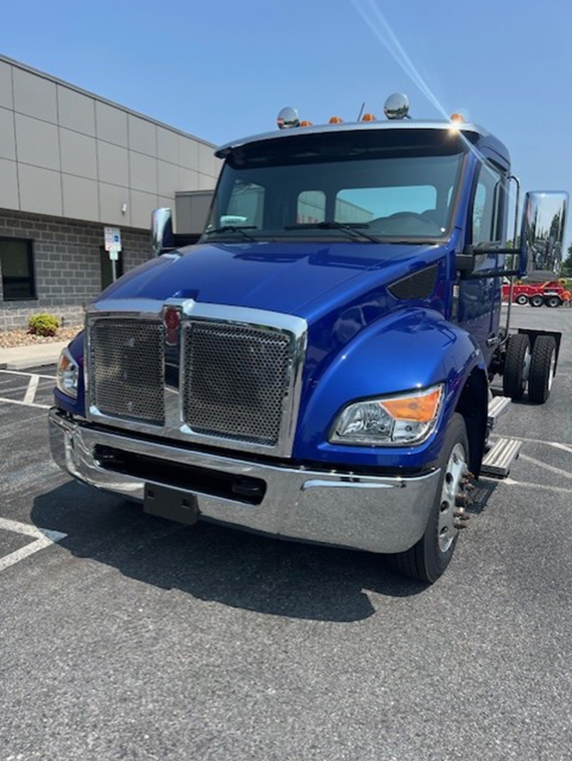 2025 Kenworth T280 - image 2 of 6