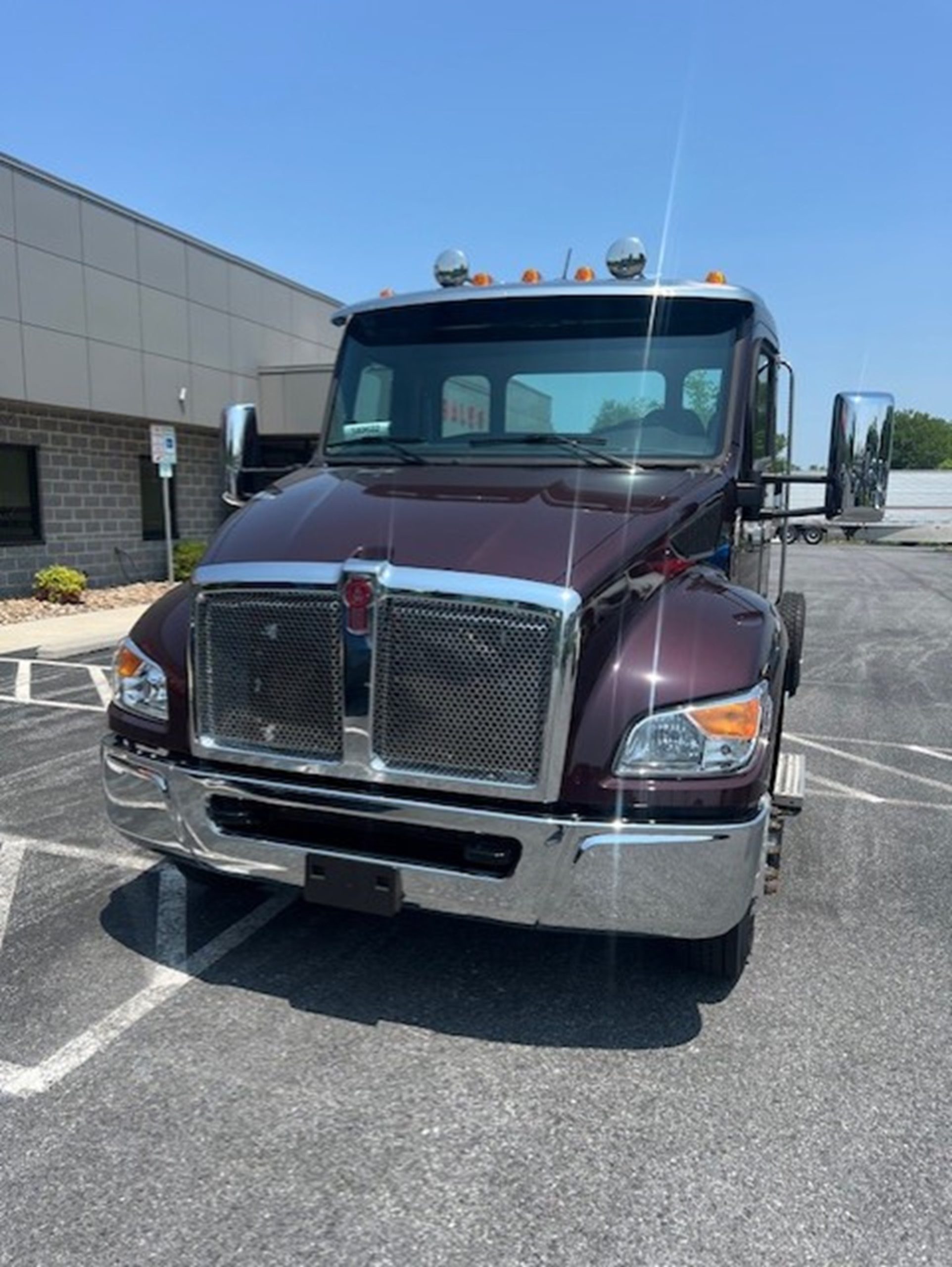 2025 Kenworth T280 - image 2 of 6