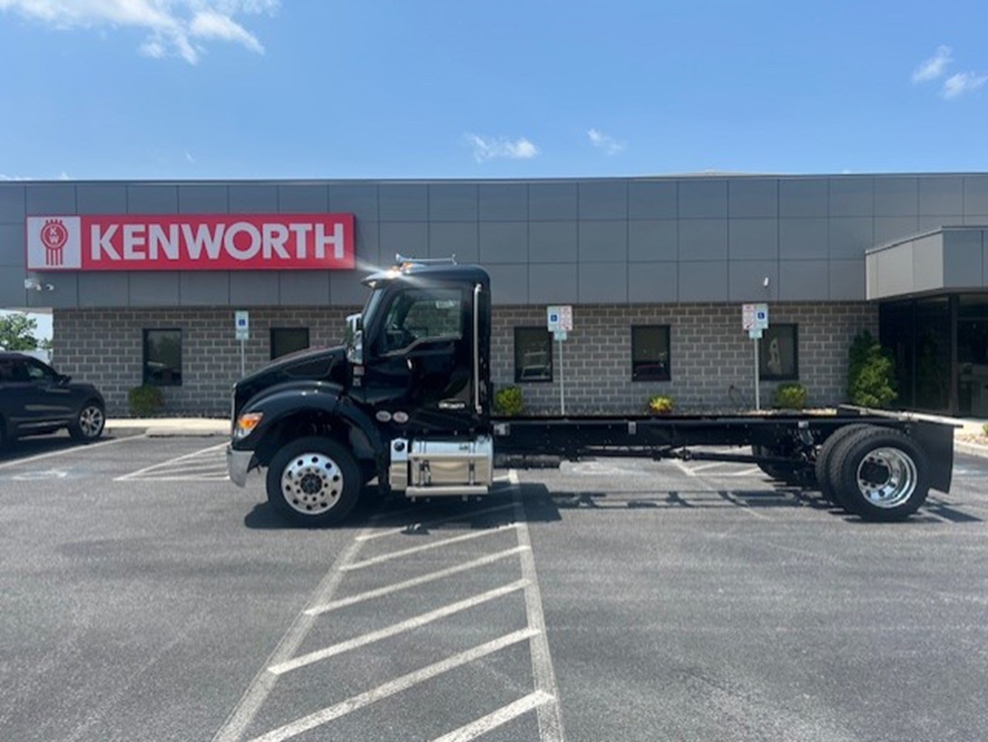 2025 Kenworth T280 - image 1 of 6