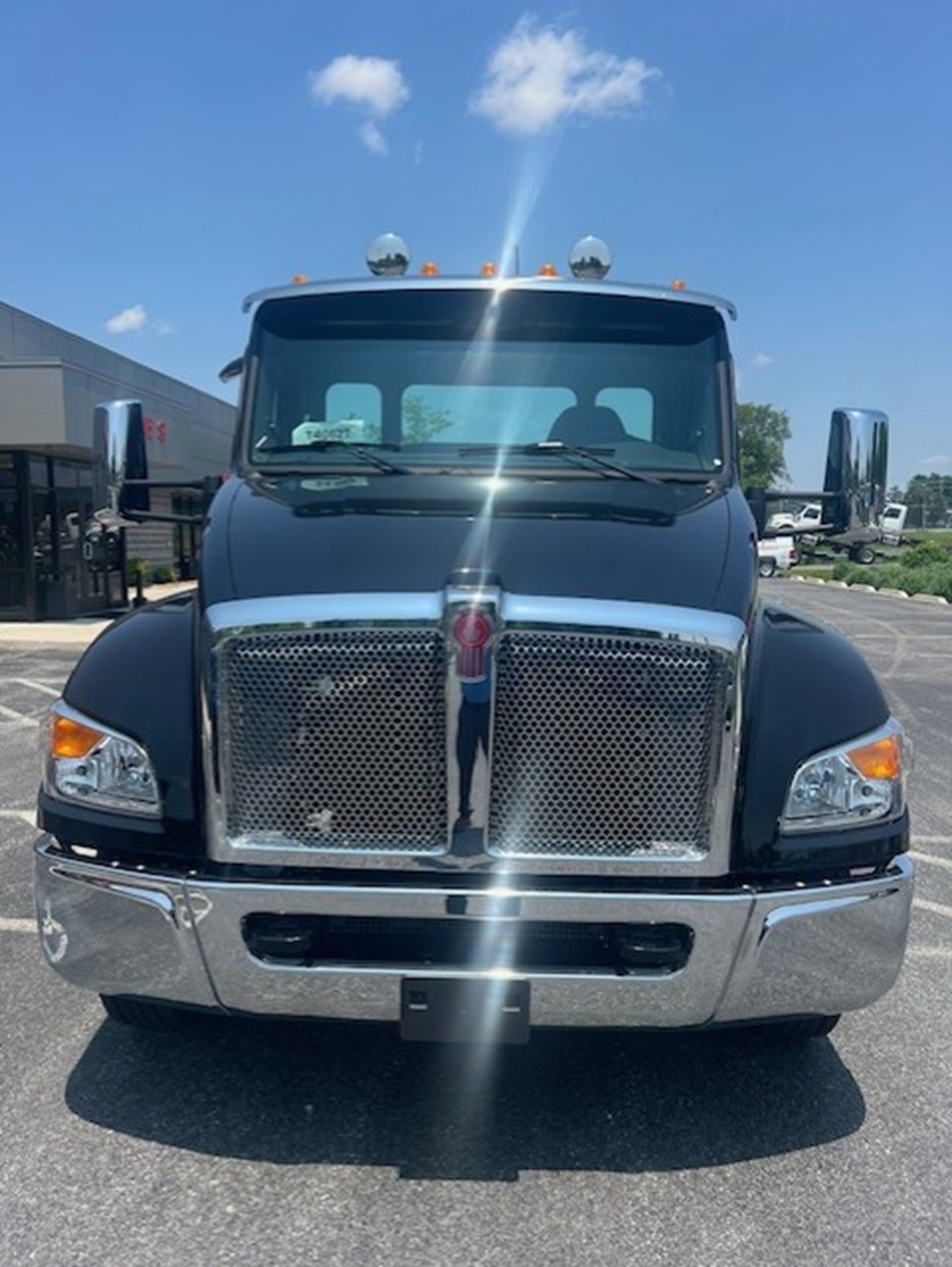 2025 Kenworth T280 - image 3 of 6