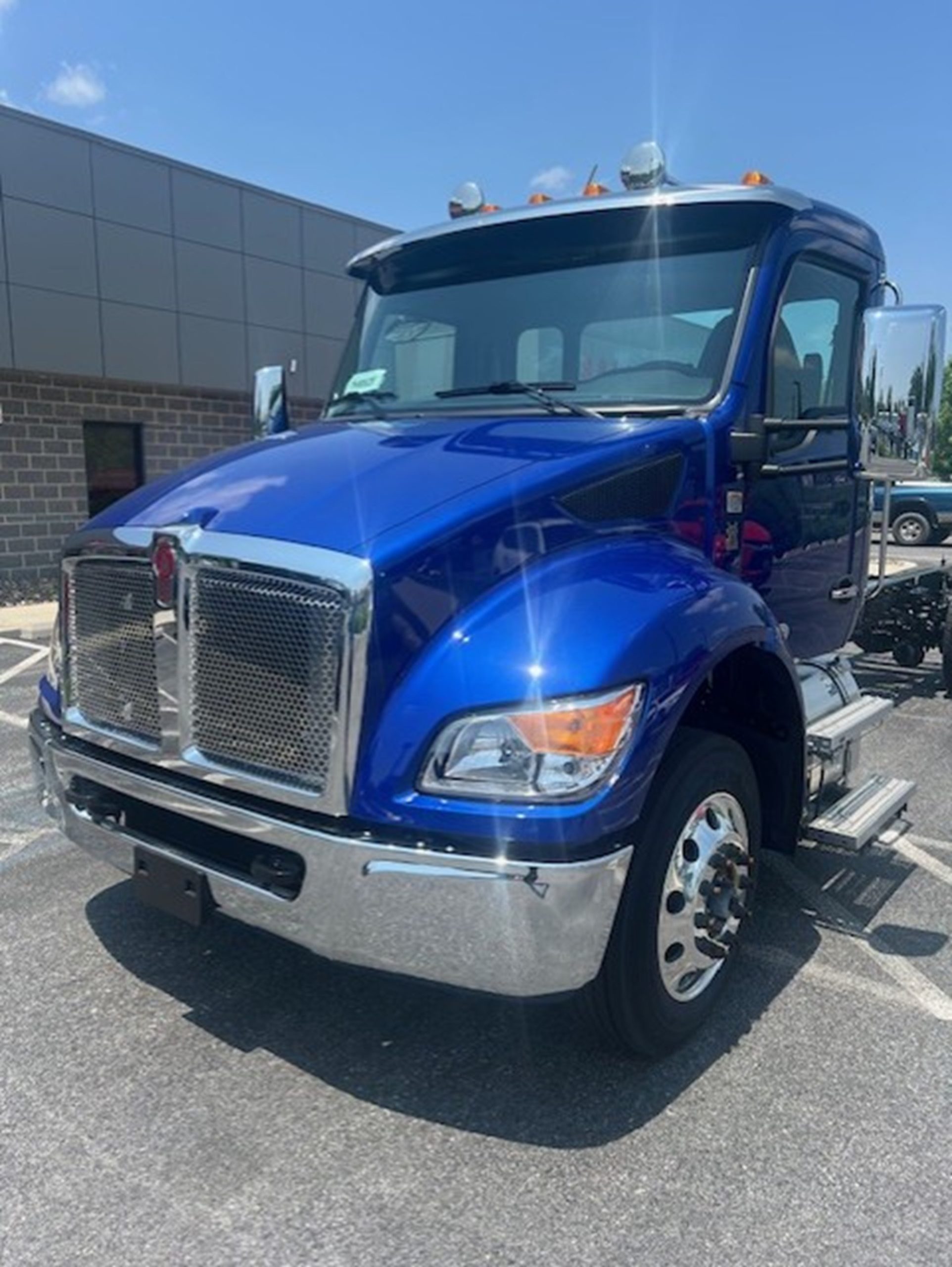 2025 Kenworth T280 - image 2 of 6