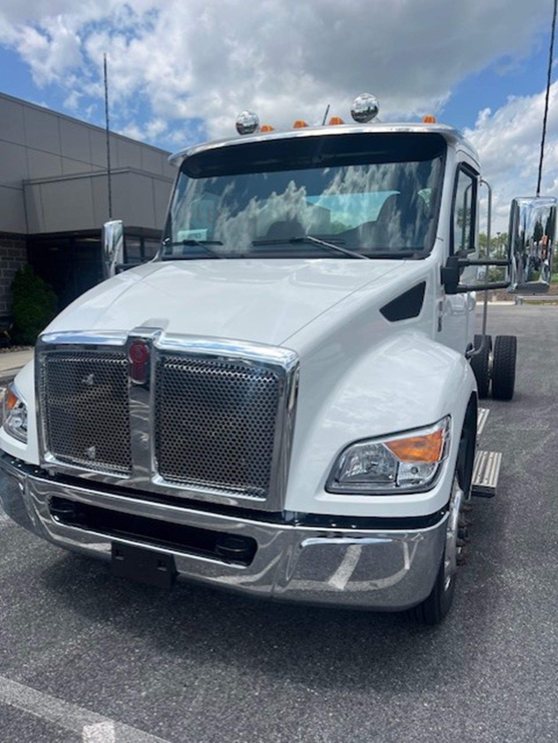 2025 Kenworth T380 - image 3 of 6