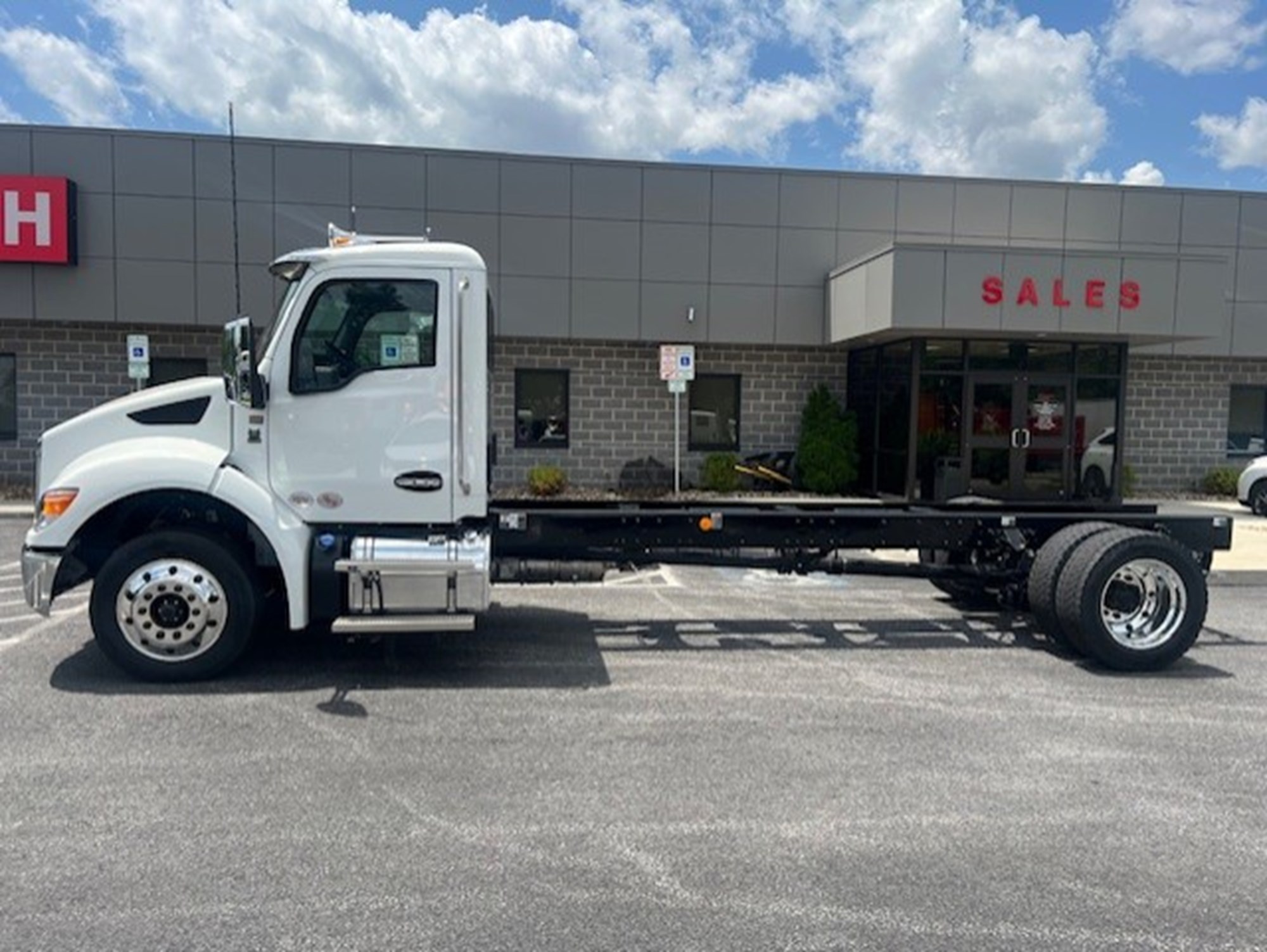 2025 Kenworth T380 - image 4 of 6