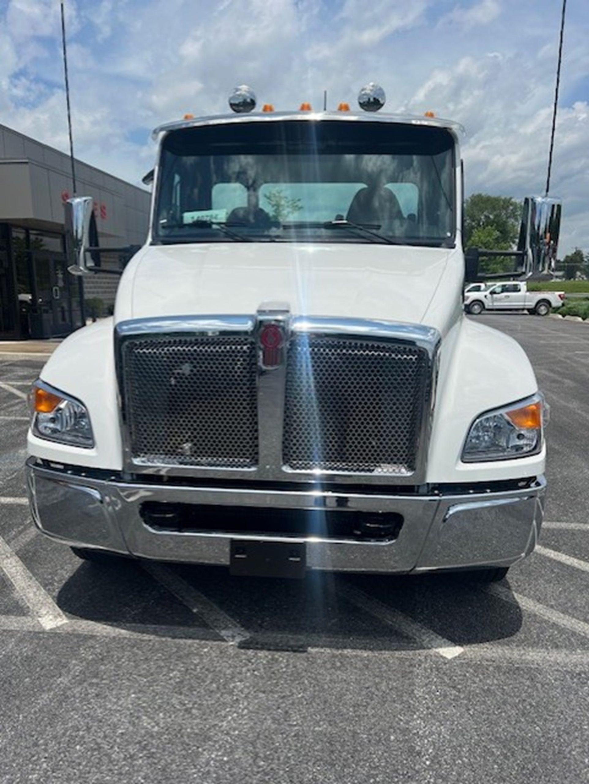 2025 Kenworth T380 - image 2 of 6