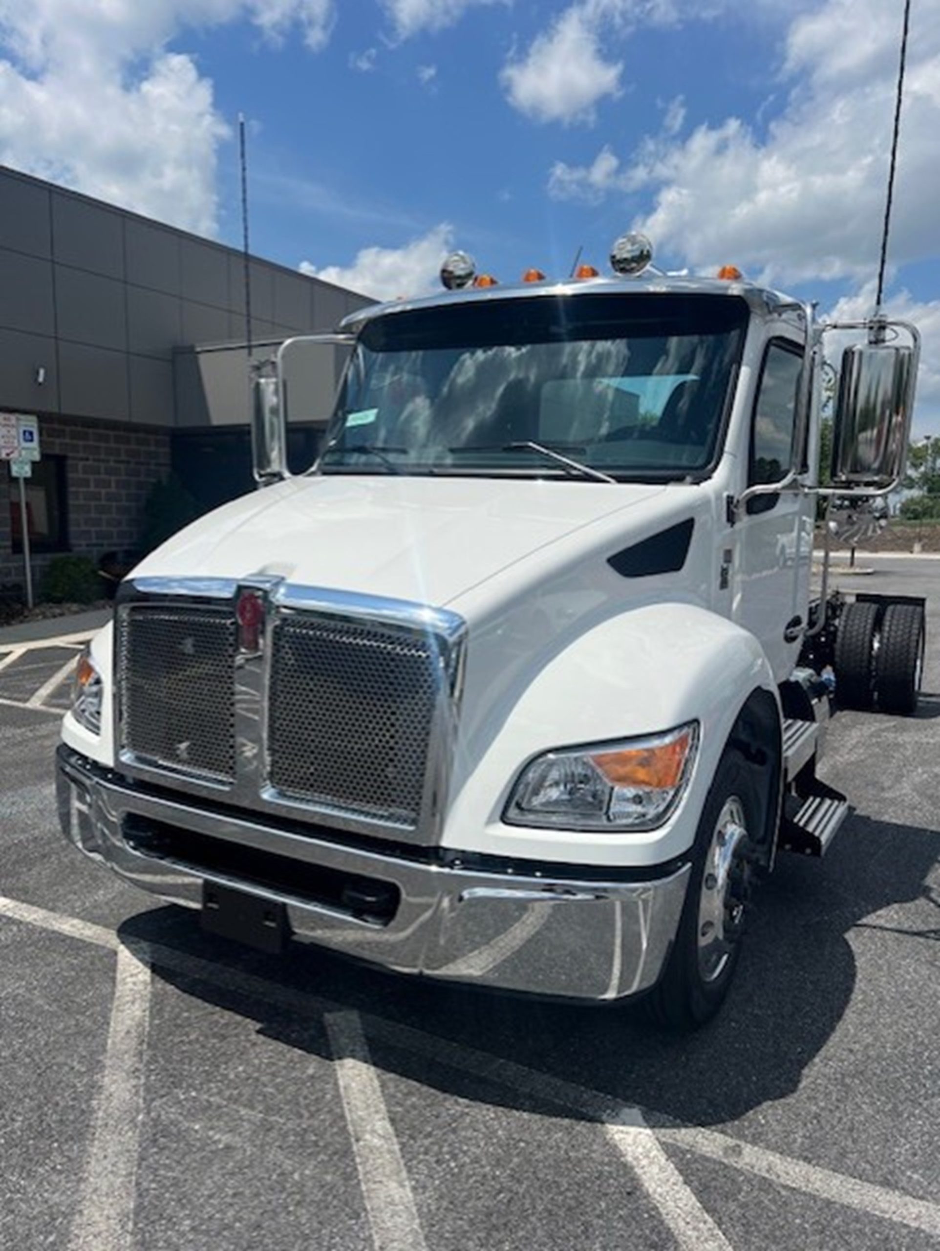 2025 Kenworth T380 - image 2 of 6