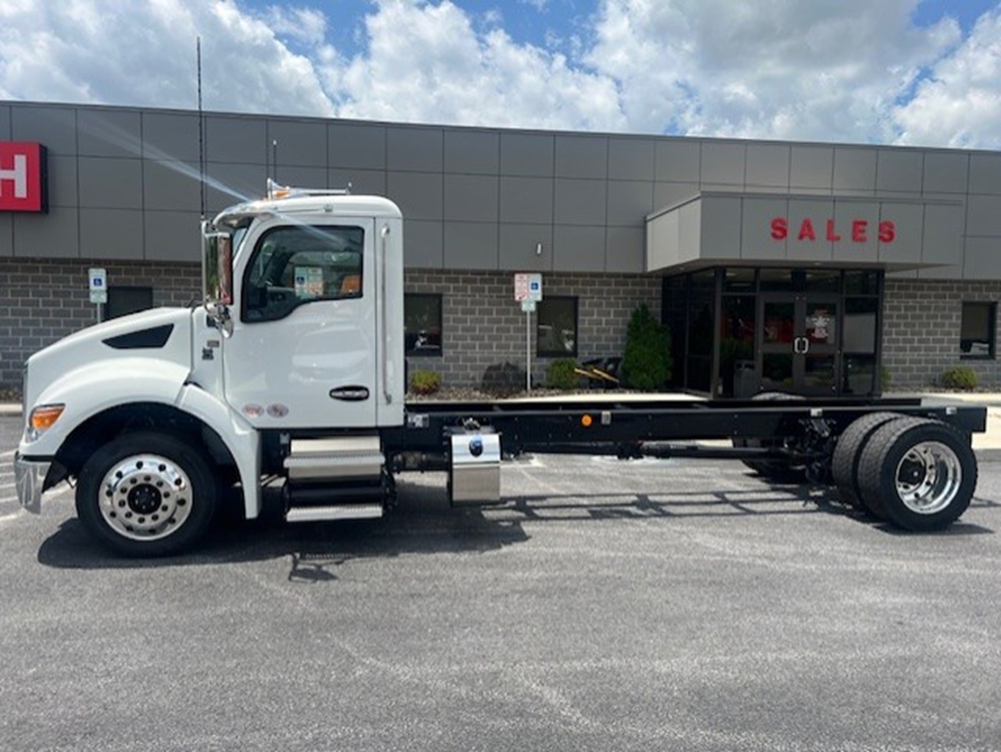 2025 Kenworth T380 - image 1 of 6